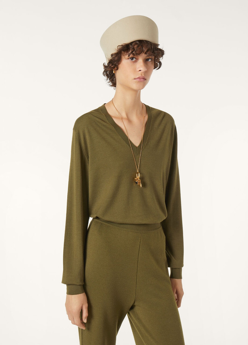 Royal Lightness V-Neck 4