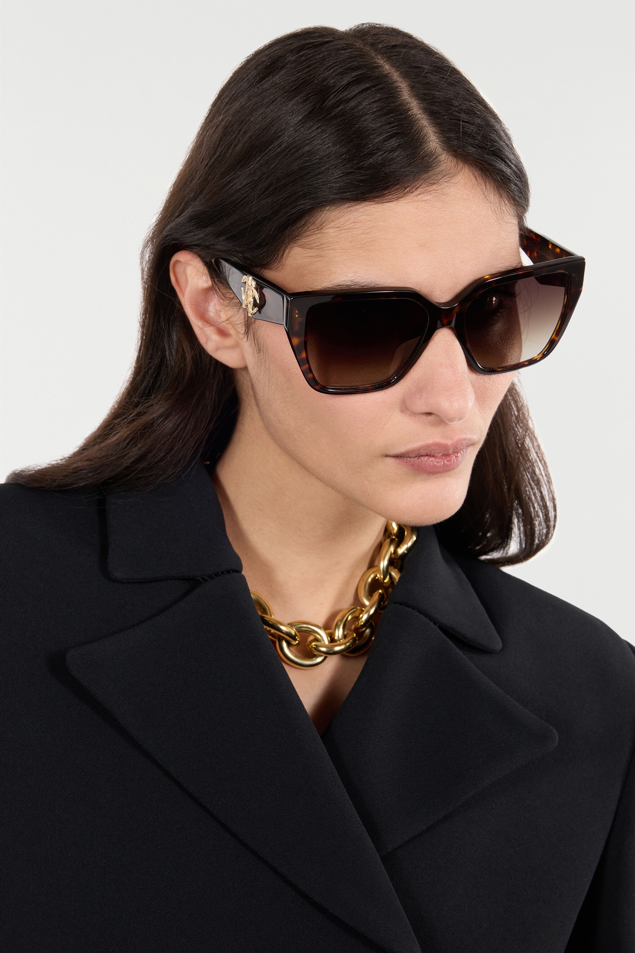 Sunglasses with wide and feminine front - 2