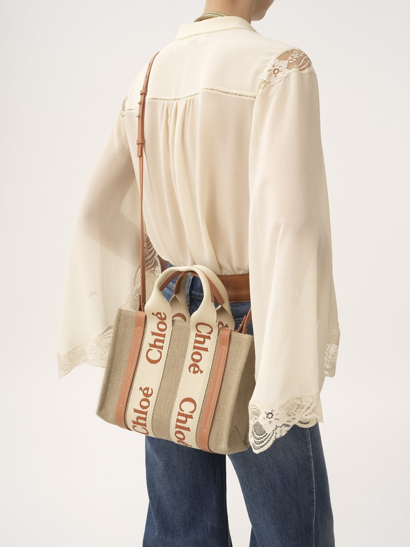 Chloé SMALL WOODY TOTE BAG IN LINEN outlook