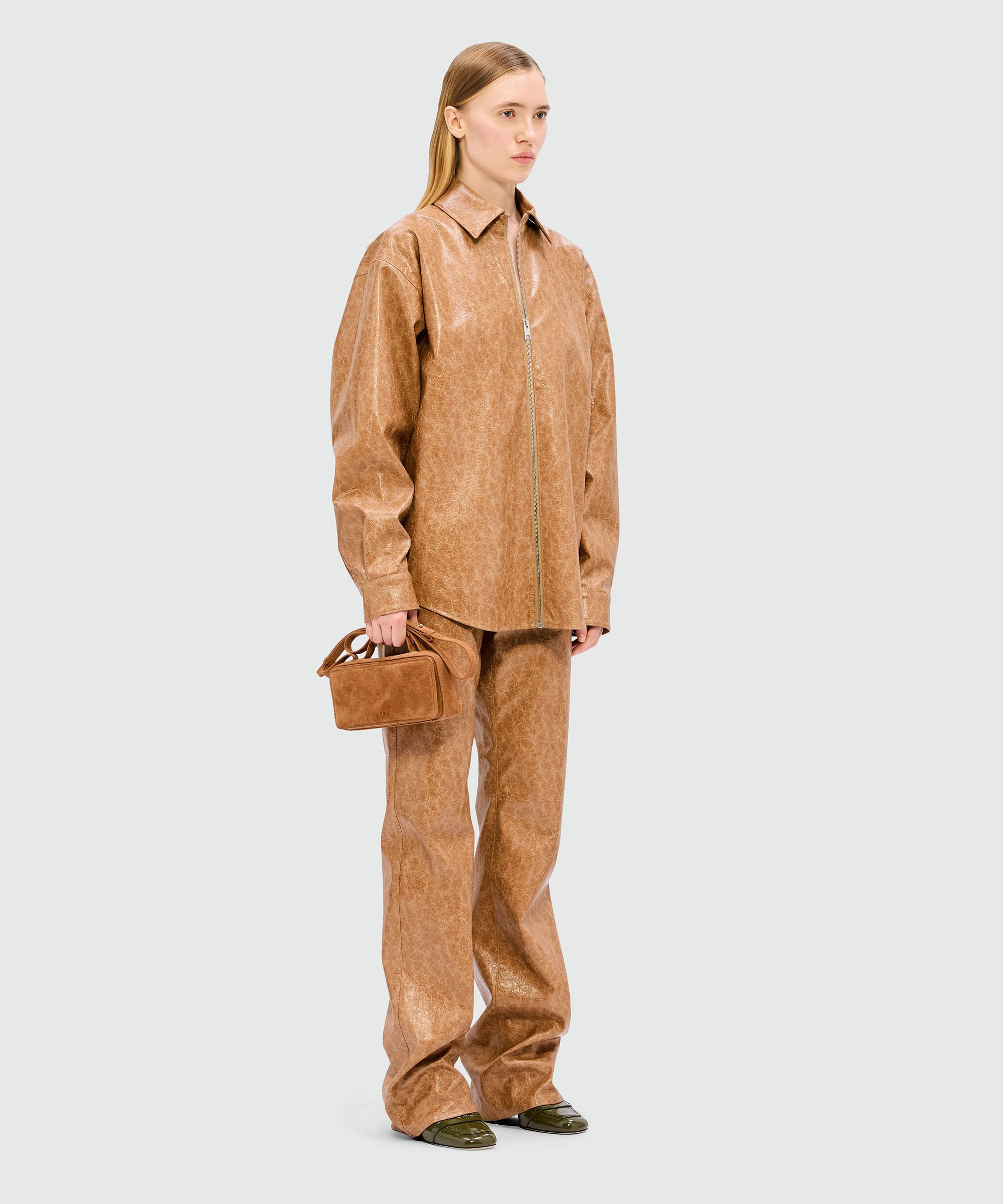 Beige shirt in faux leather with a crackle effect - 4