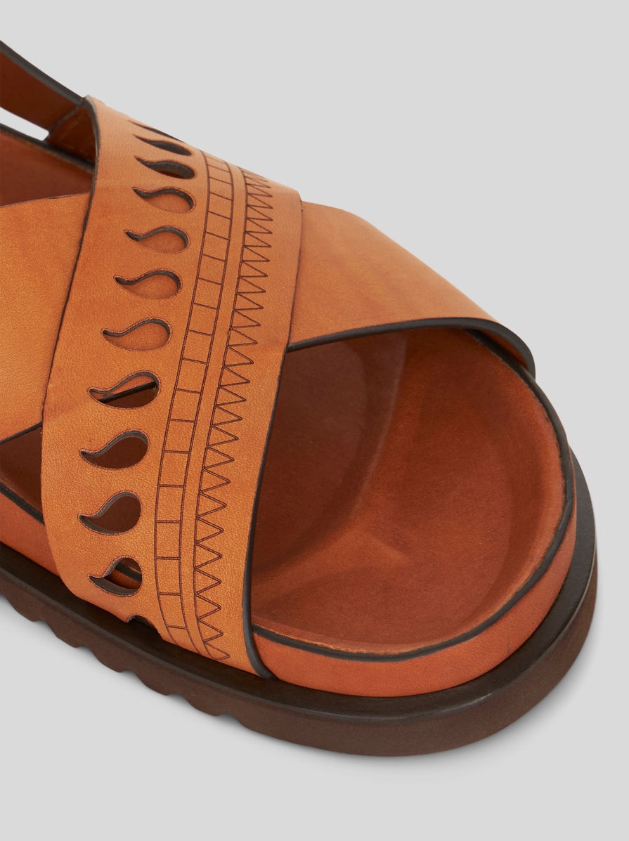 LEATHER SANDALS WITH GEOMETRIC PAISLEY PATTERNS - 4