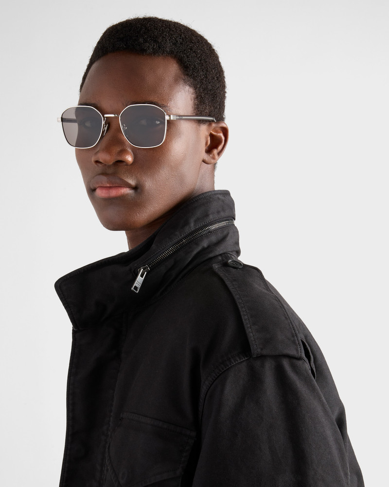 Sunglasses with the iconic metal plaque 6