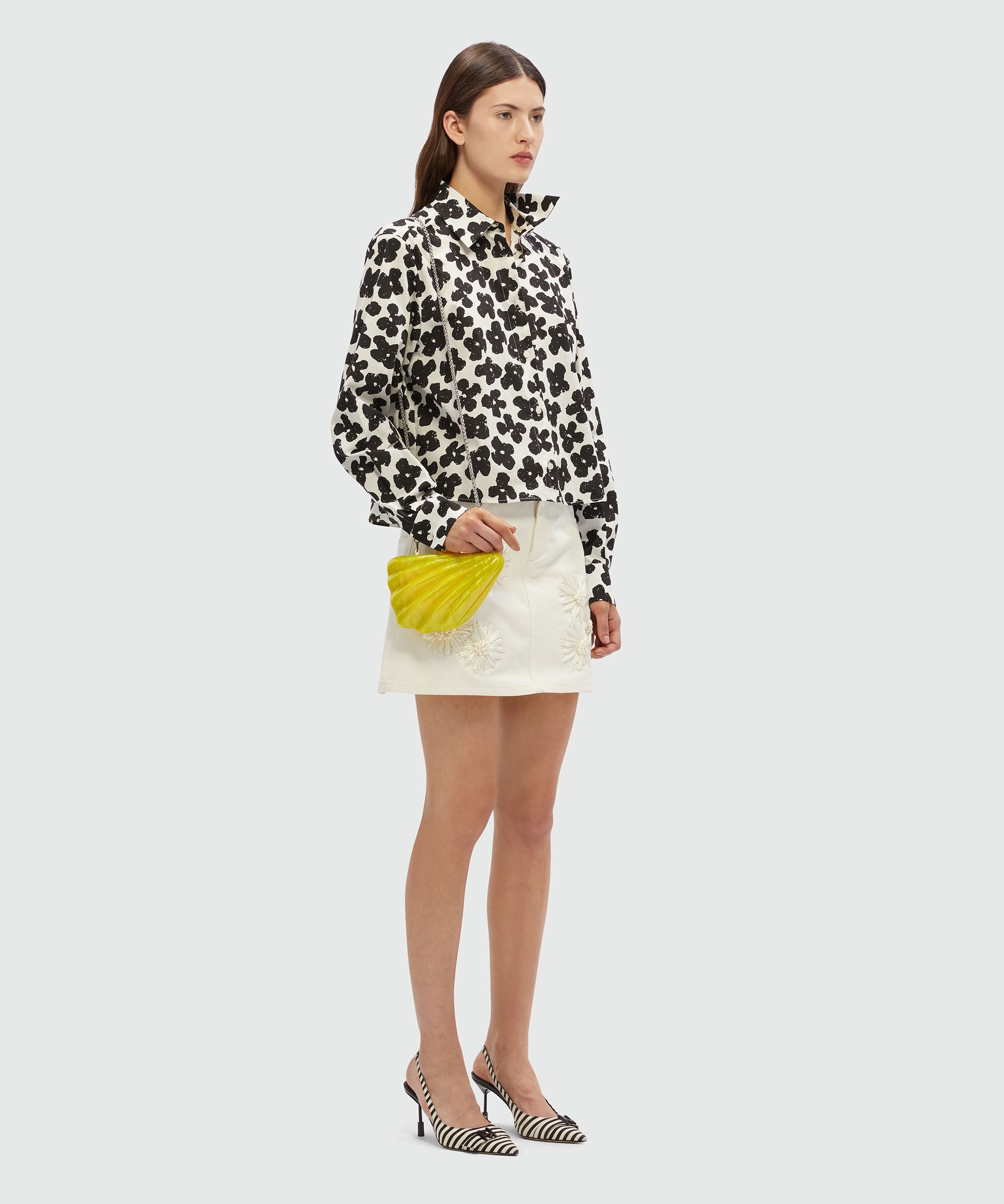 Short skirt in white denim with raffia flowers - 4