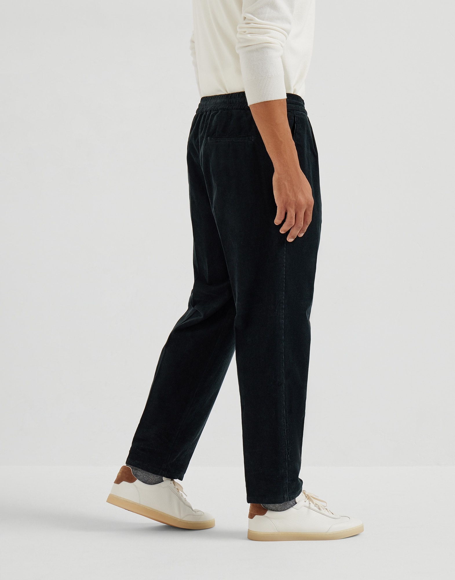 Garment-dyed leisure fit trousers in cotton narrow wale corduroy with drawstring and double pleats - 2