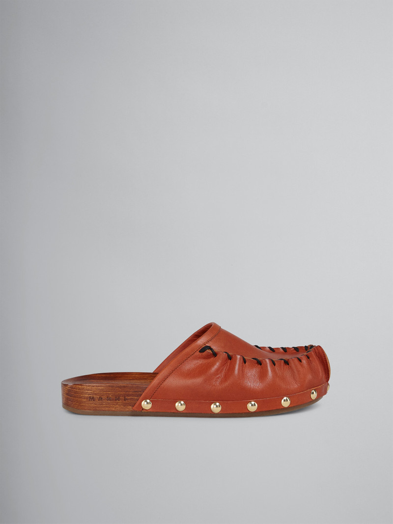 VEGETABLE-TANNED LEATHER AND WOOD CLOG 1