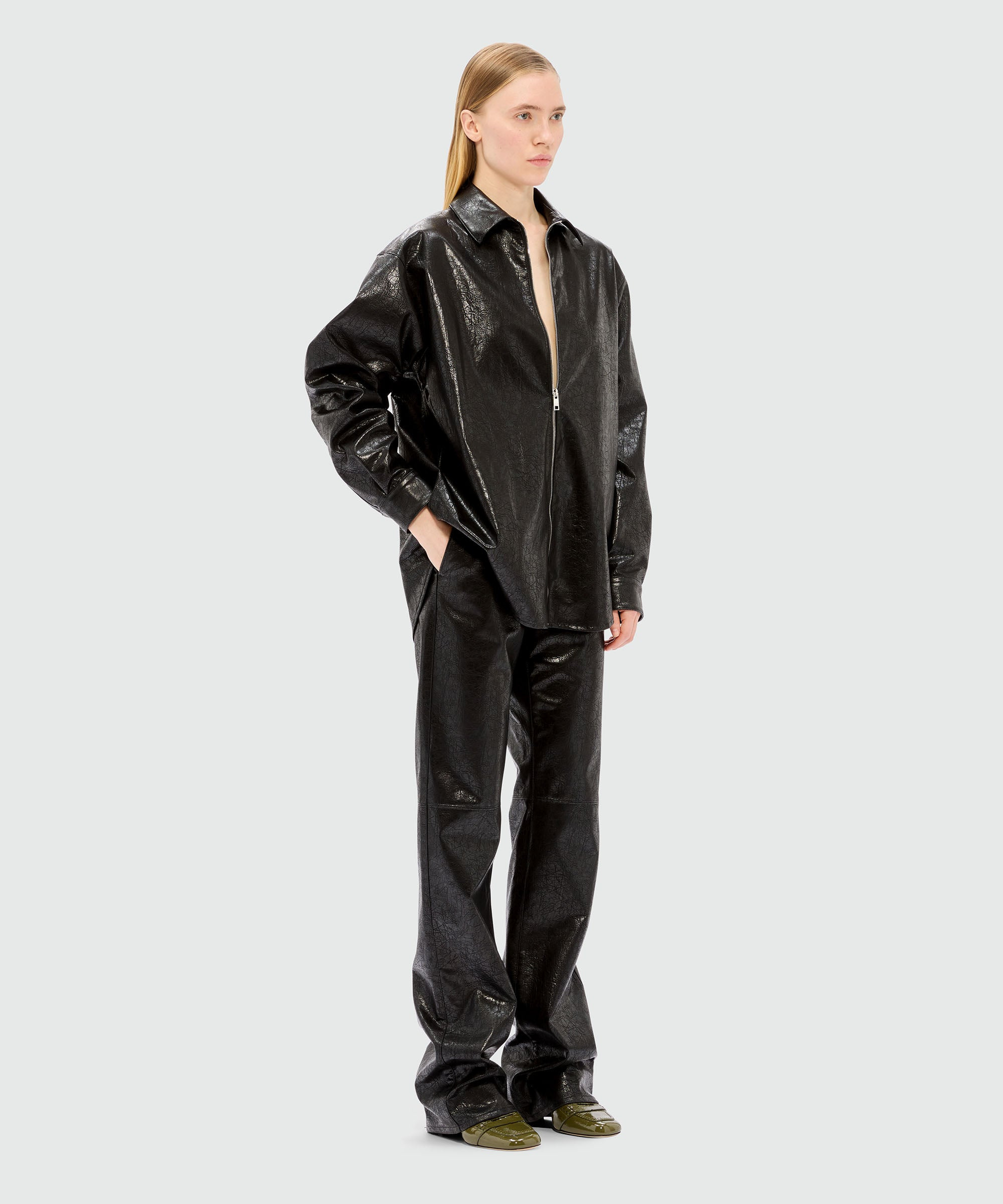 Black shirt in faux leather with a crackle effect - 4