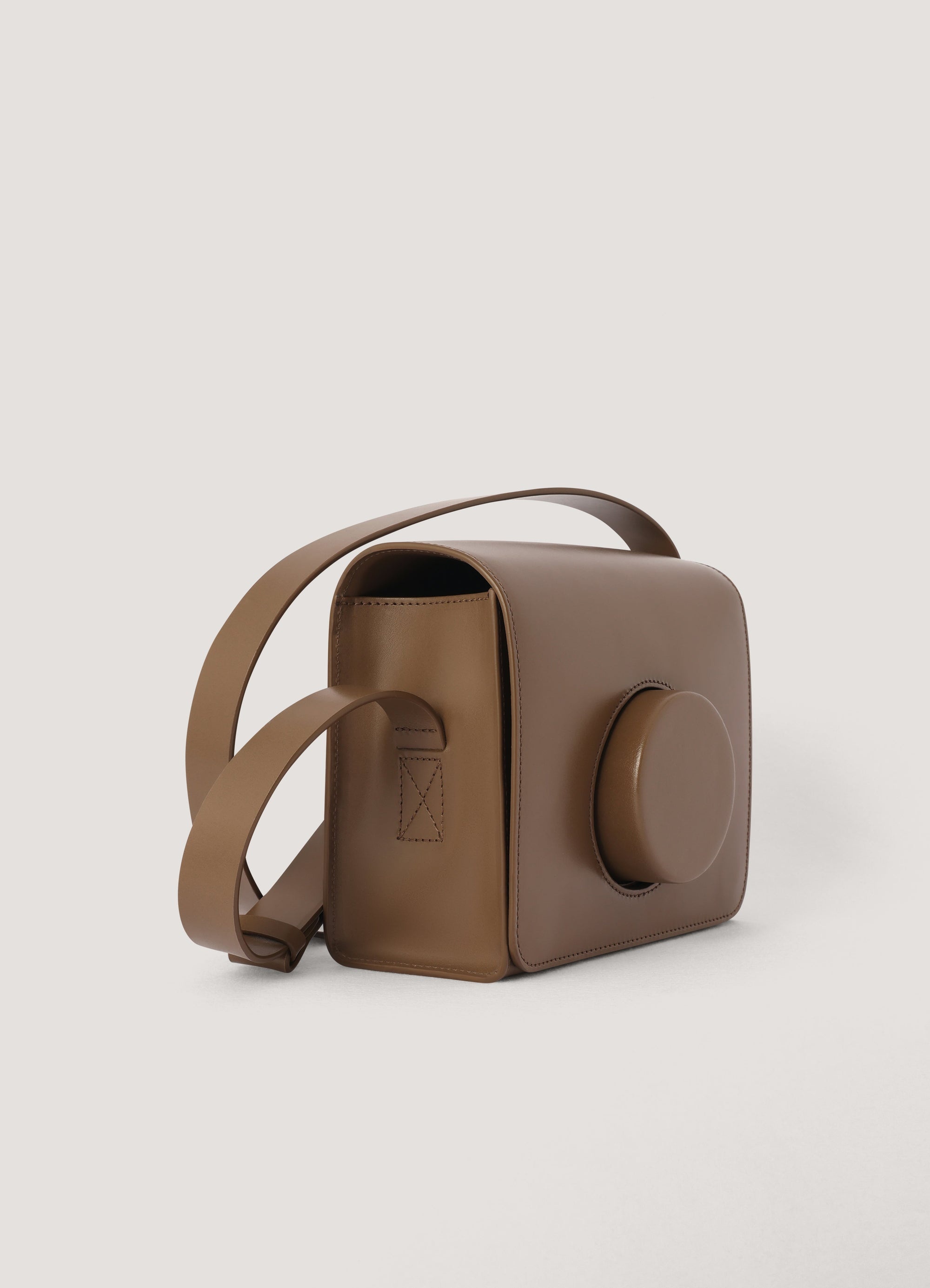 CAMERA BAG
VEGETABLE-TANNED LEATHER - 4