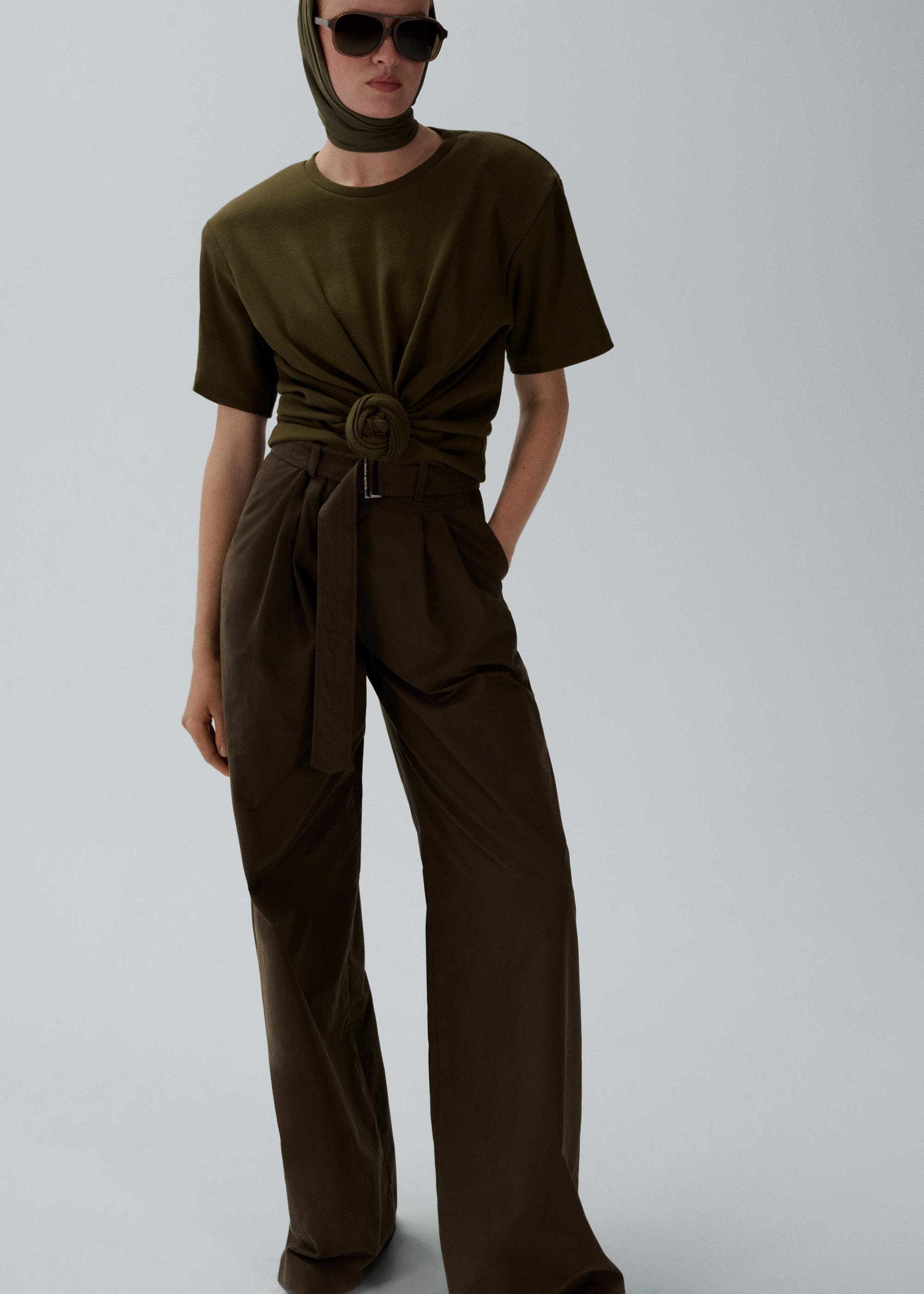 Belted relaxed cotton trousers in brown - 3
