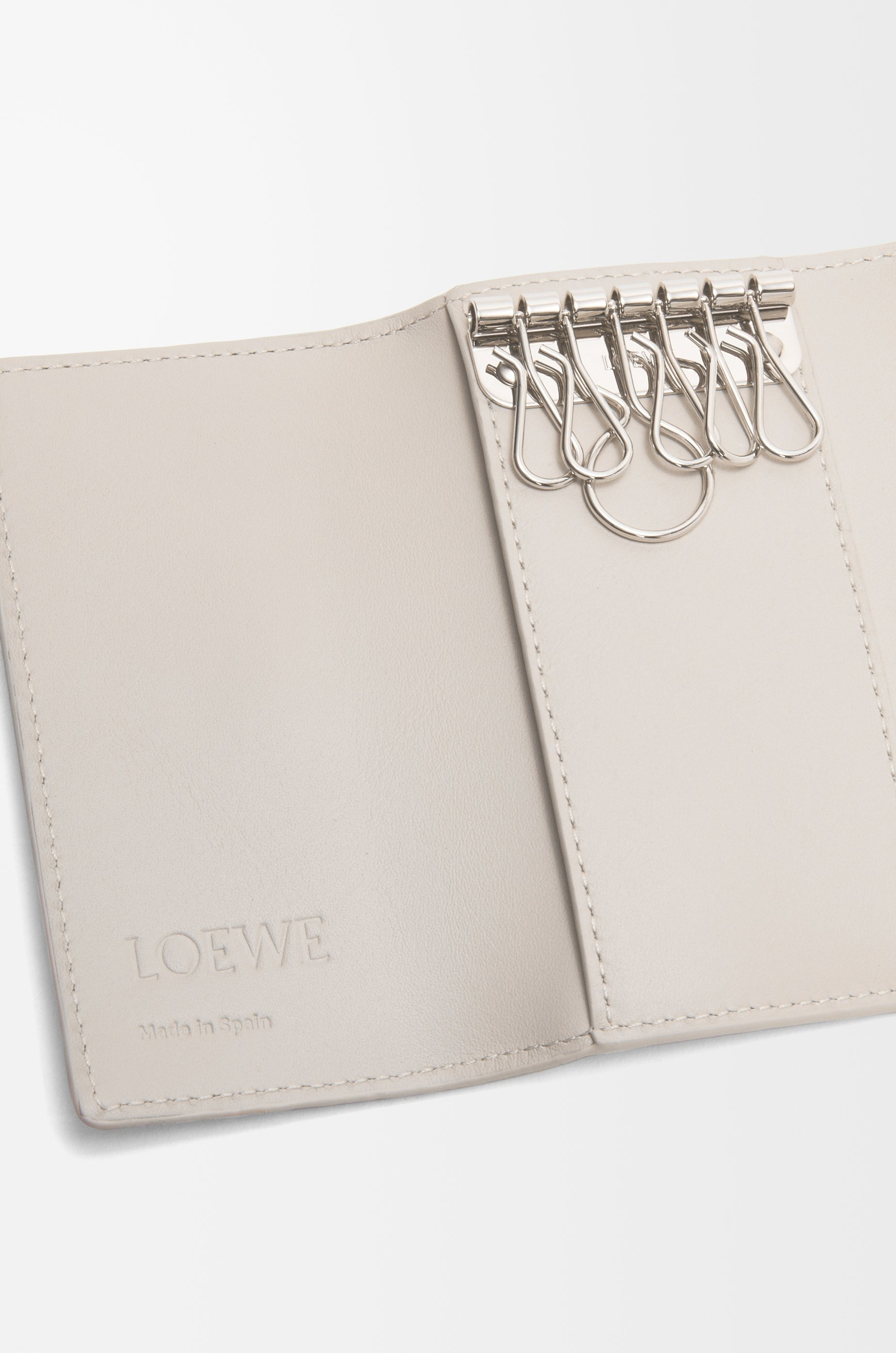 Anagram key case in pebble grain calfskin - 5