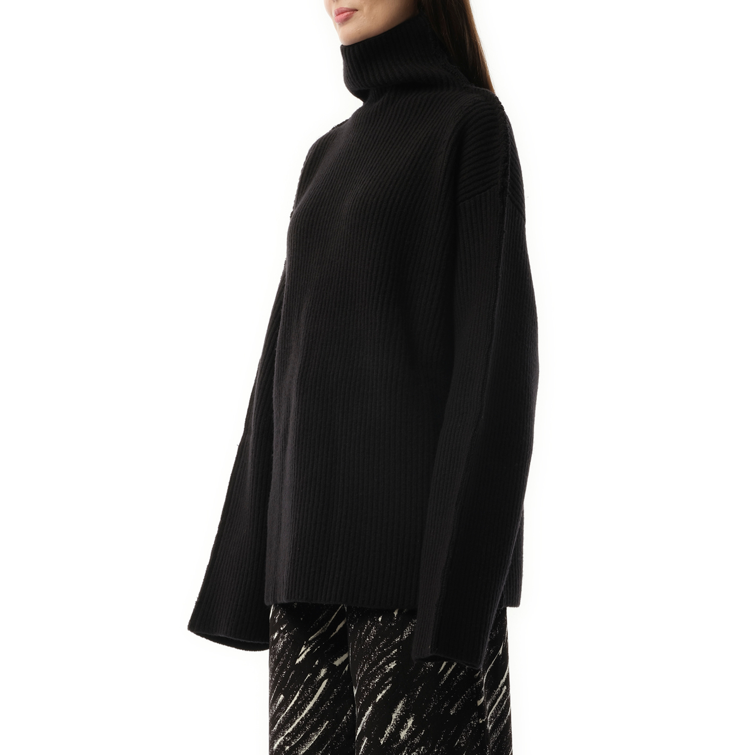 Long Sleeve Turtleneck Sweater in Black - 5