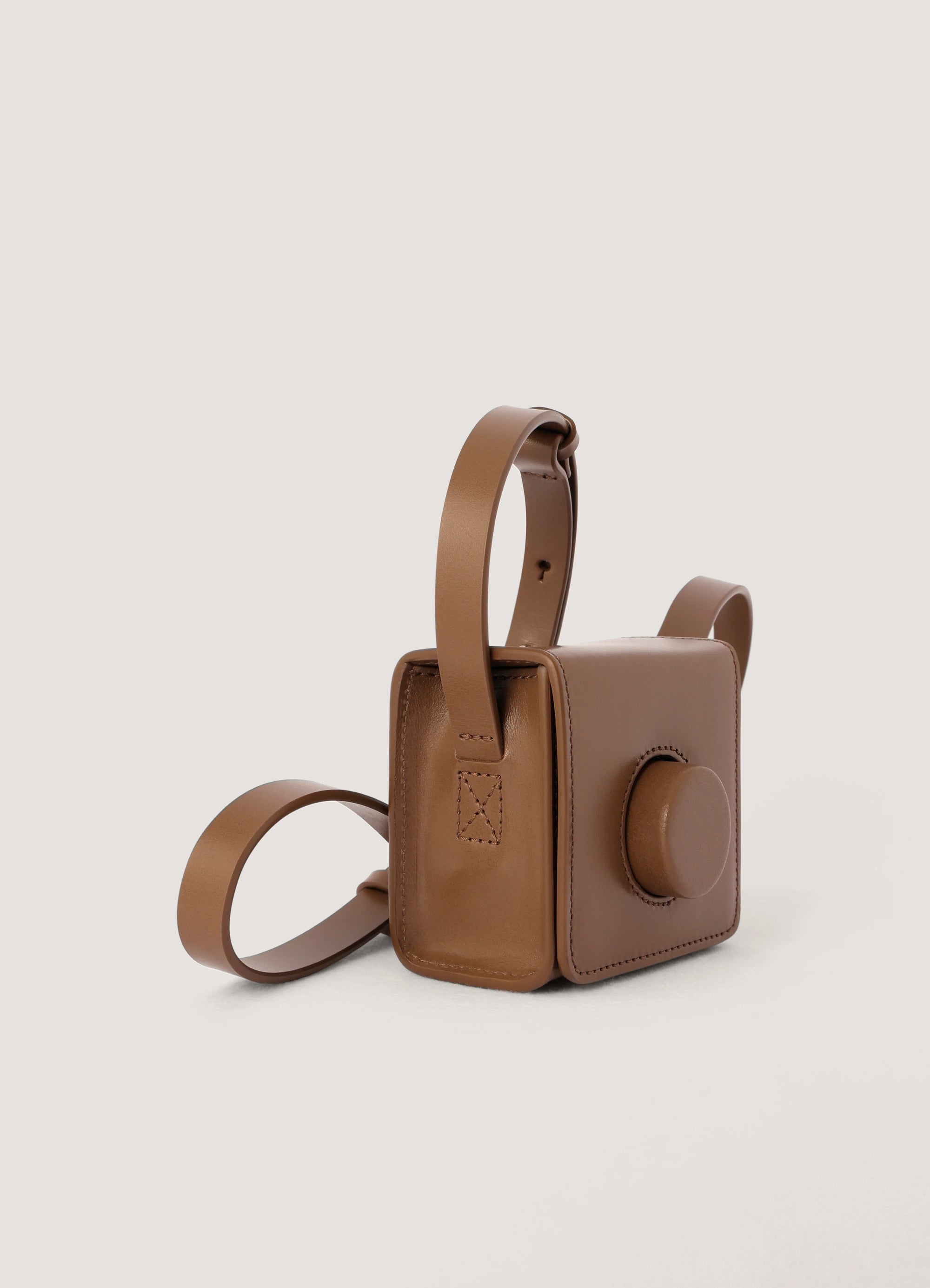 MINI CAMERA BAG
VEGETABLE-TANNED LEATHER - 2