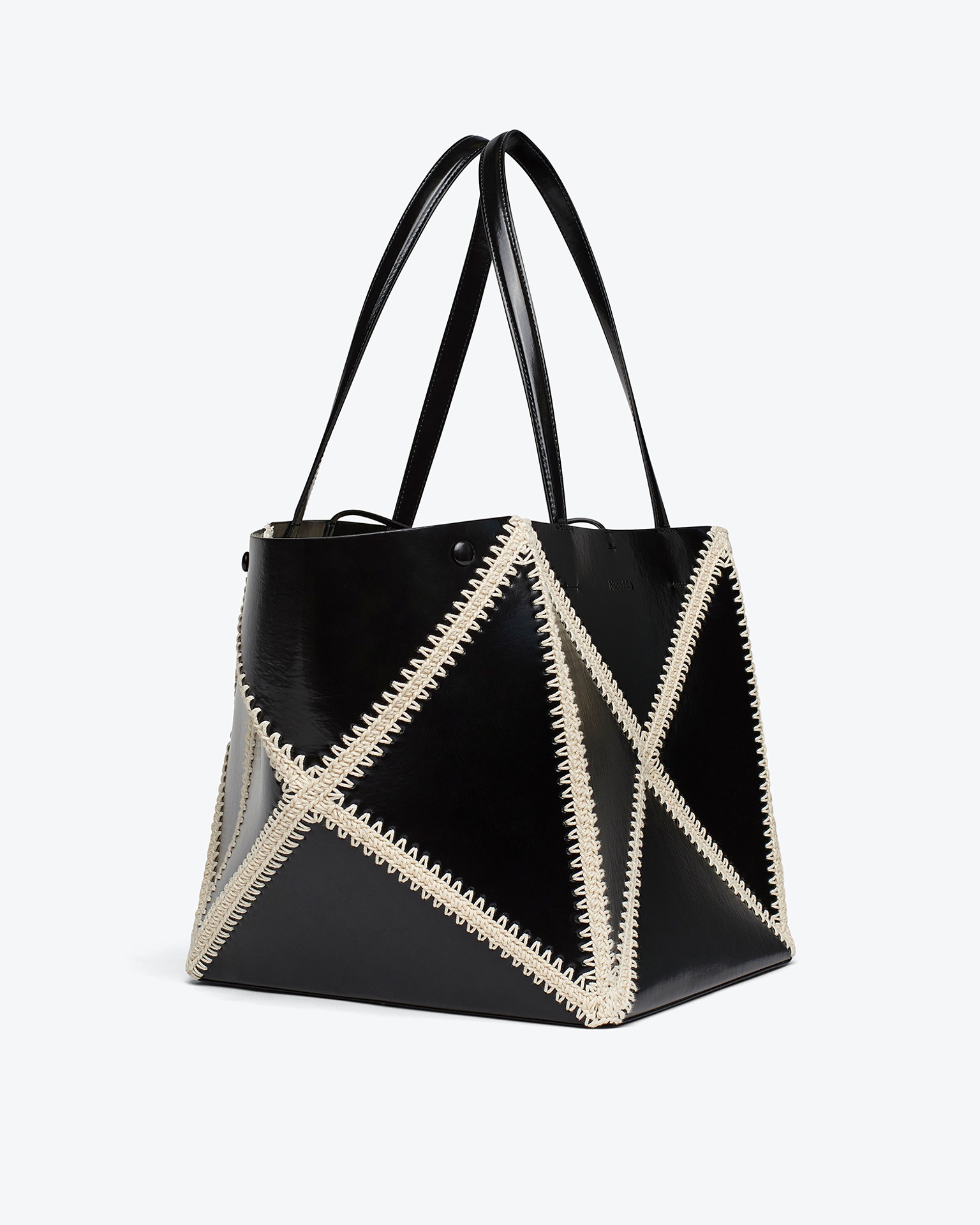 THE ORIGAMI TOTE - Patent alt-leather crochet tote - Black/creme - 2