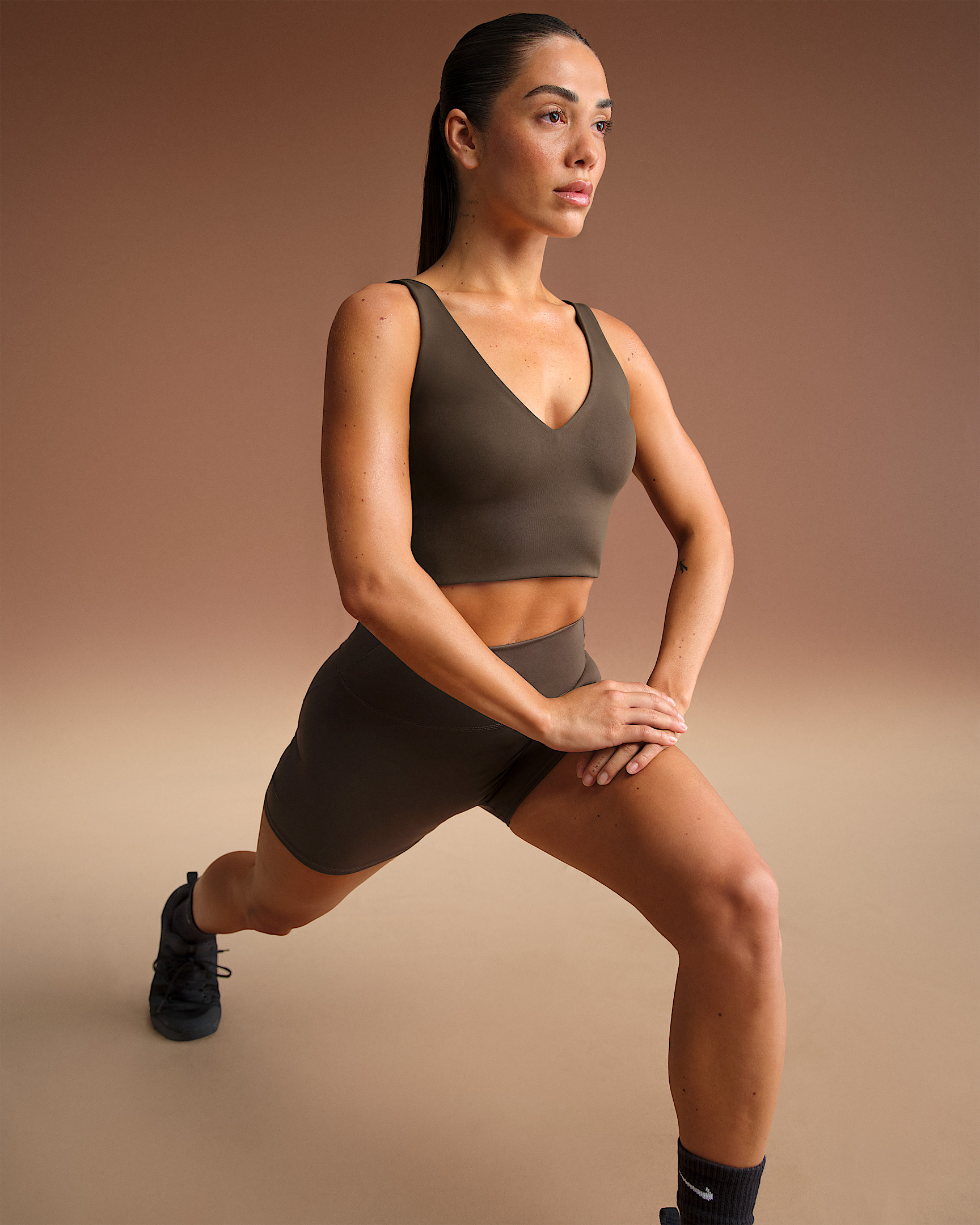 NikeSKIMS Matte Women's V-Neck Long-Line Bra - 3