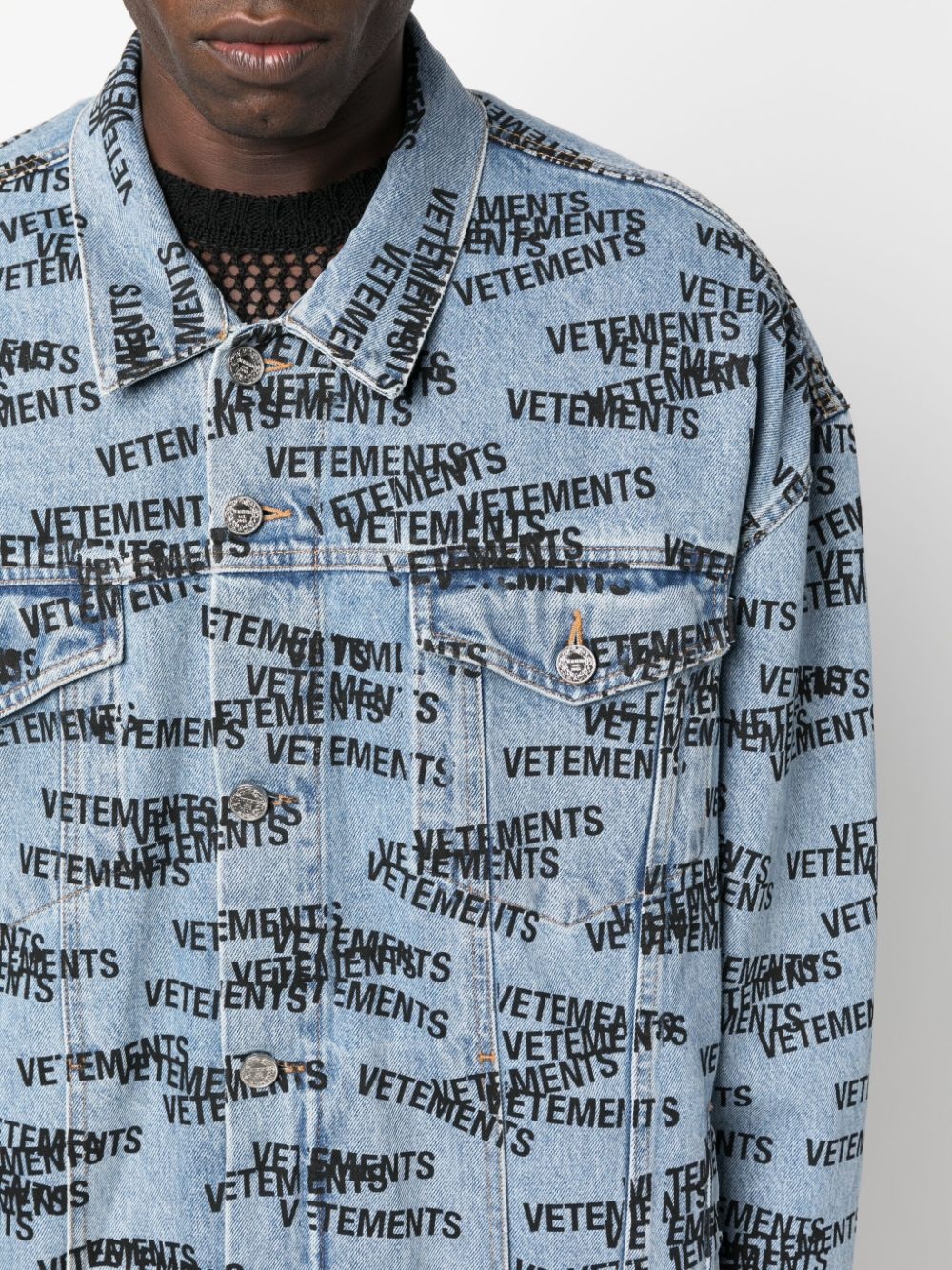 logo-print stonewashed denim jacket - 6