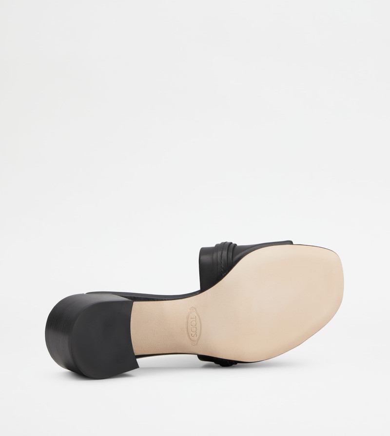 SANDALS IN LEATHER - BLACK 4