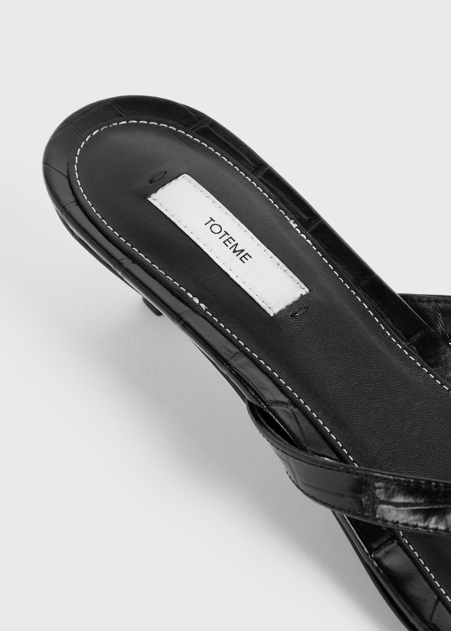 Croco-embossed heeled flip flops black - 5