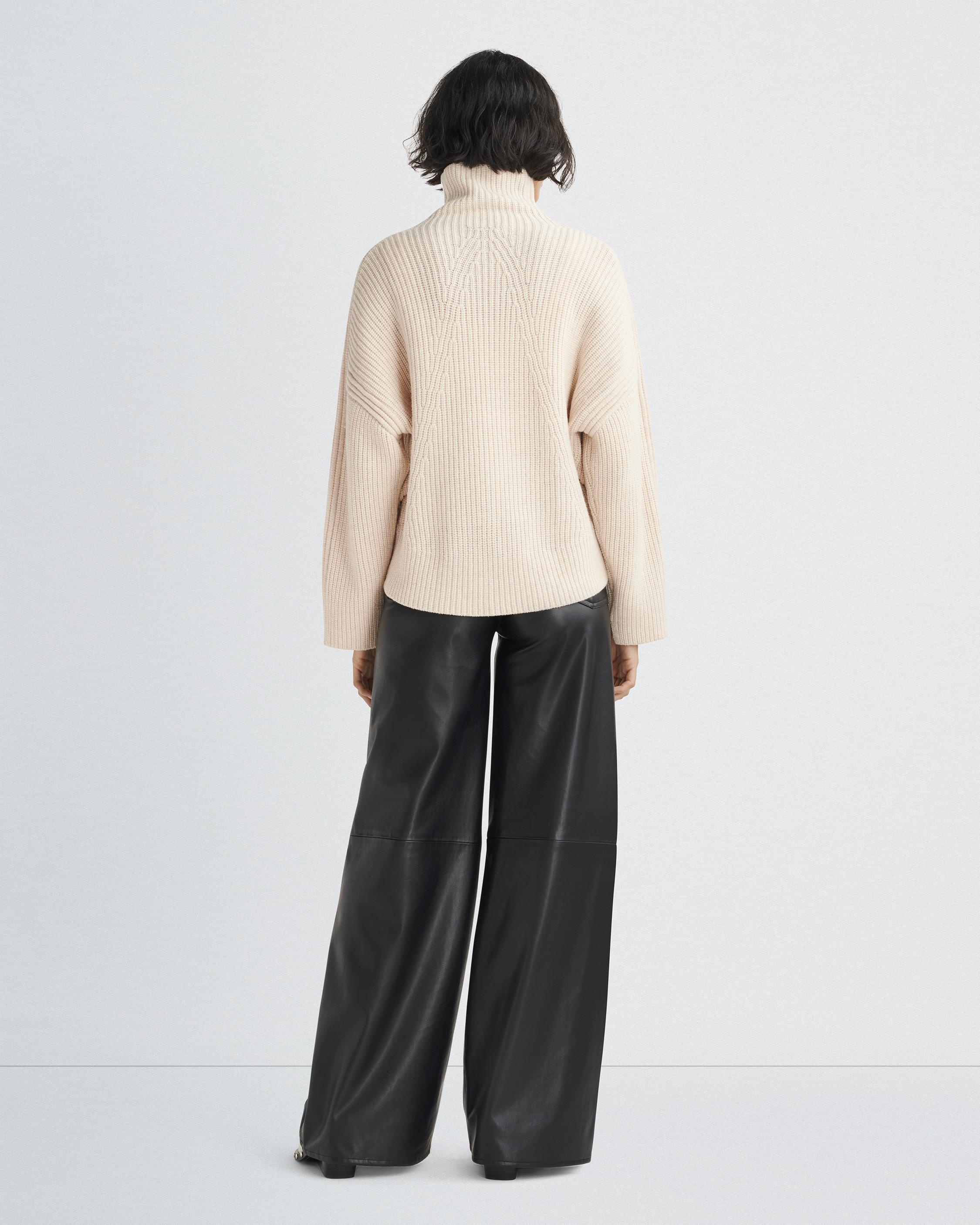 Connie Wool Turtleneck
Oversized Fit - 5