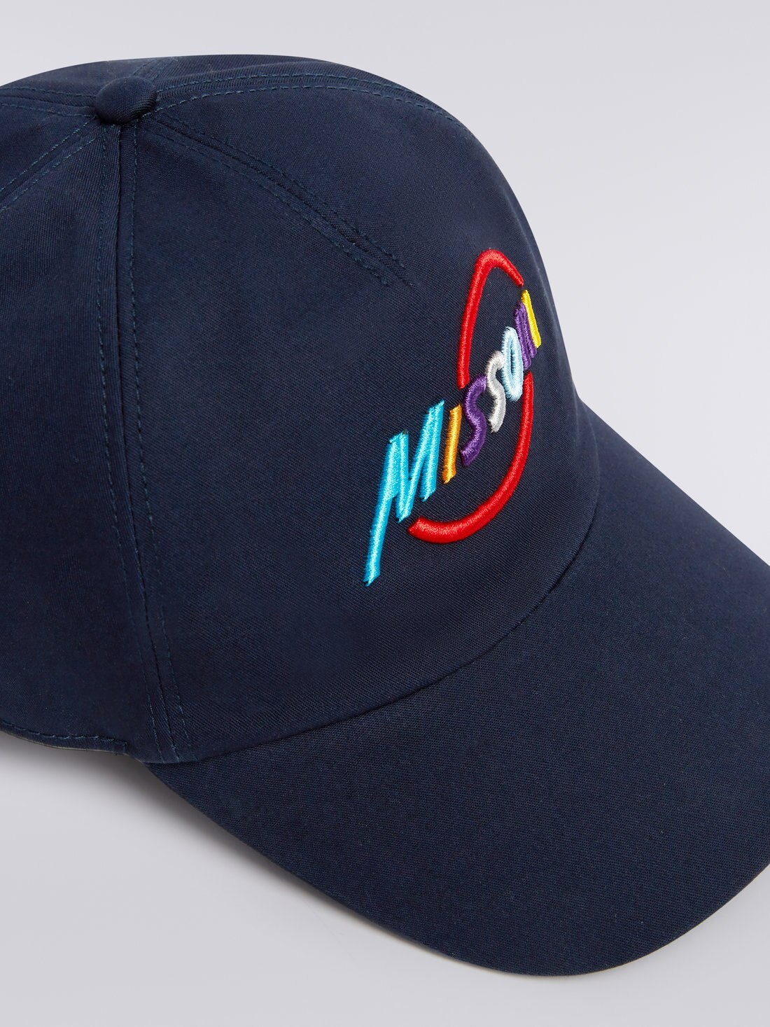 Cotton visor hat with multicoloured logo lettering - 3