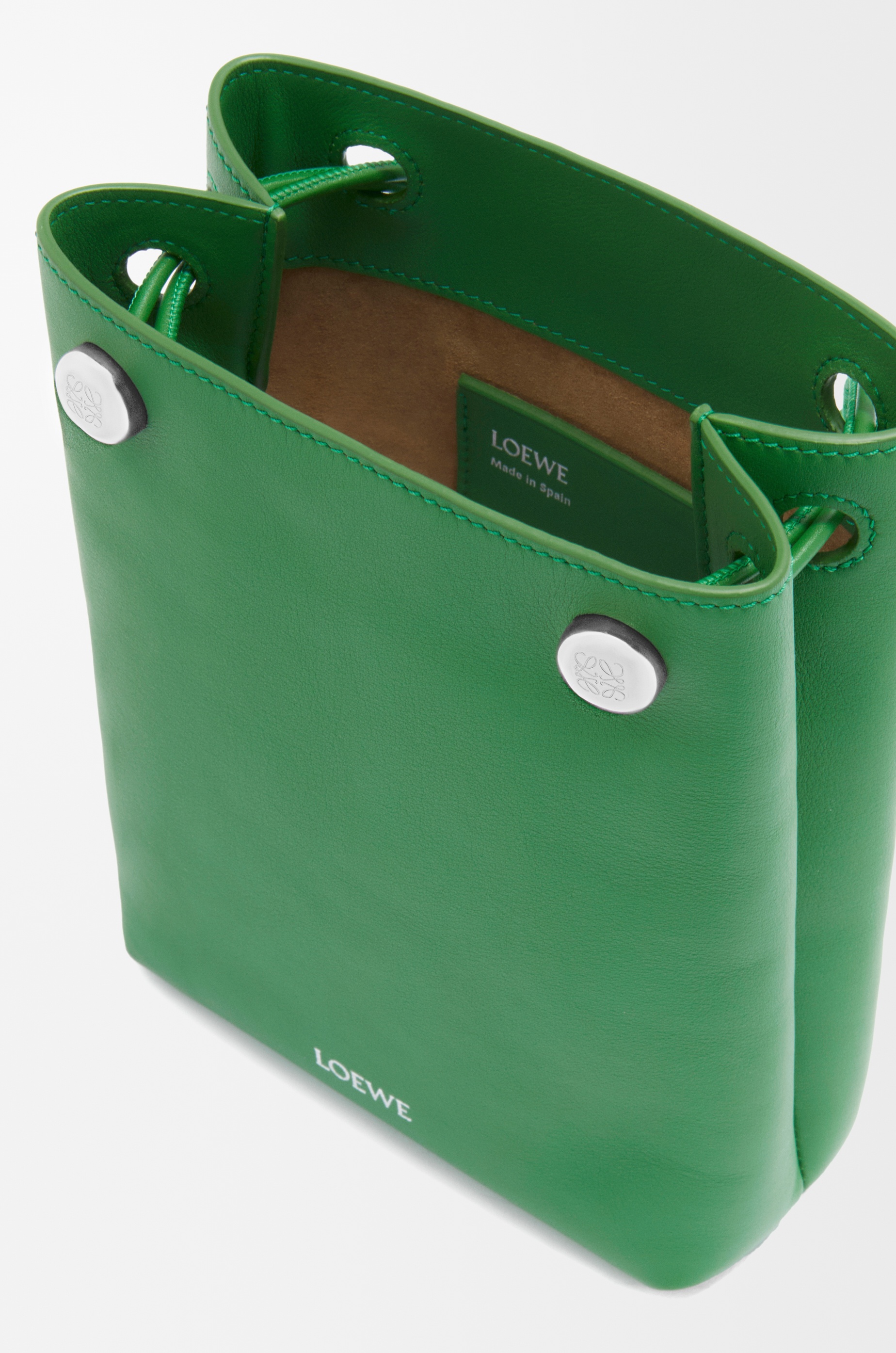 Pebble pouch in smooth calfskin 6