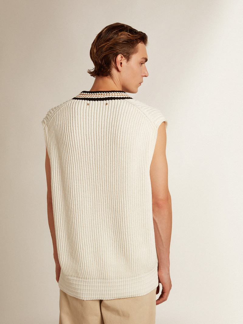 V-neck vest in papyrus-colored cotton yarn 4