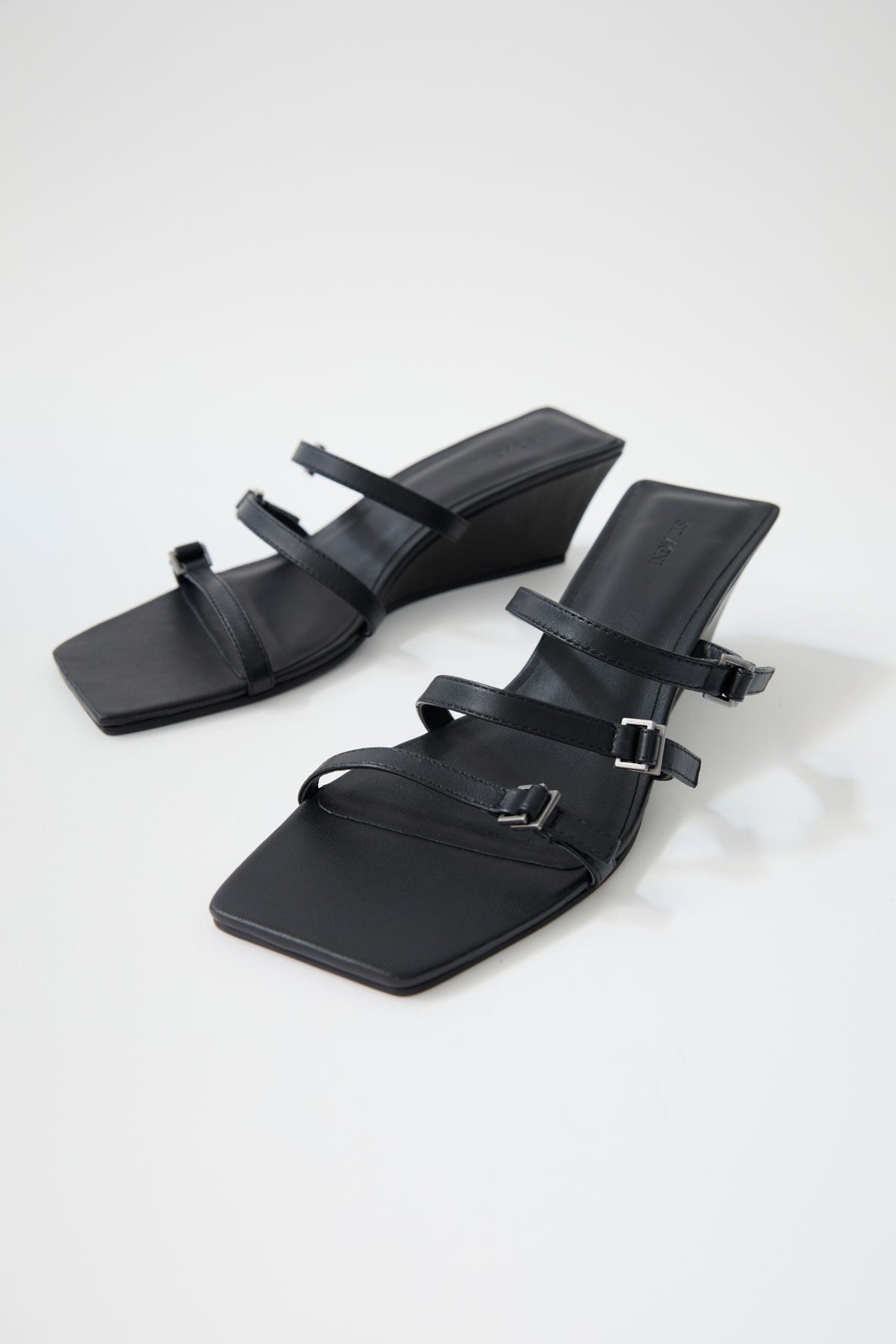 Mini Ring Detail Wedge - Black - 2