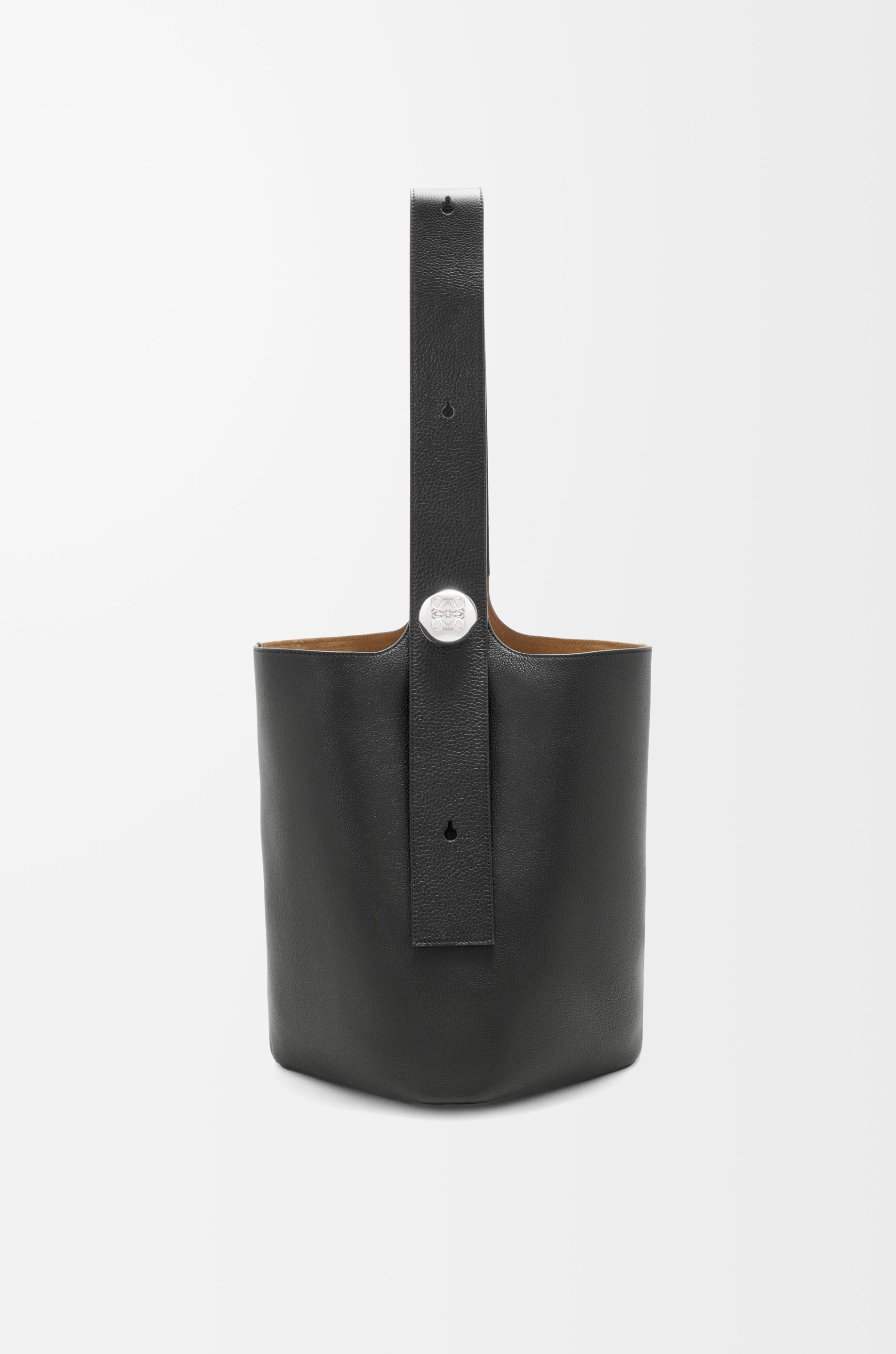 Large Pebble bucket in supple grained calfskin - 4