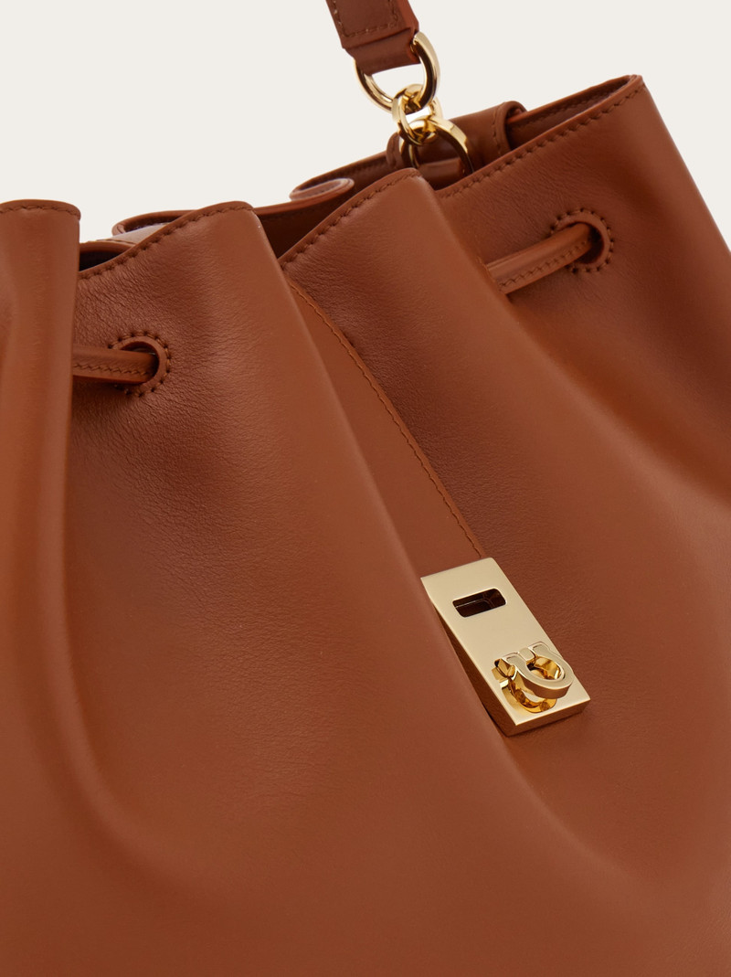 Hug bucket bag 8