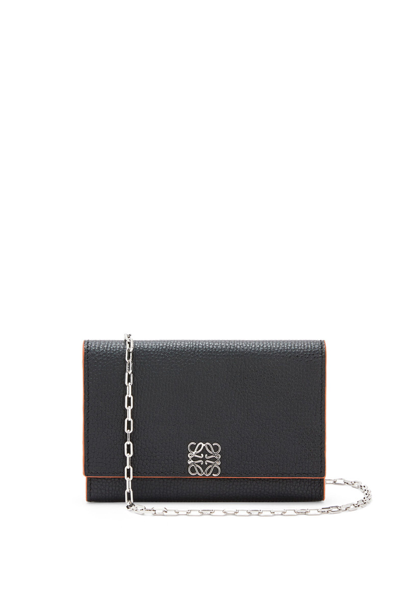 Anagram wallet on chain in pebble grain calfskin 1