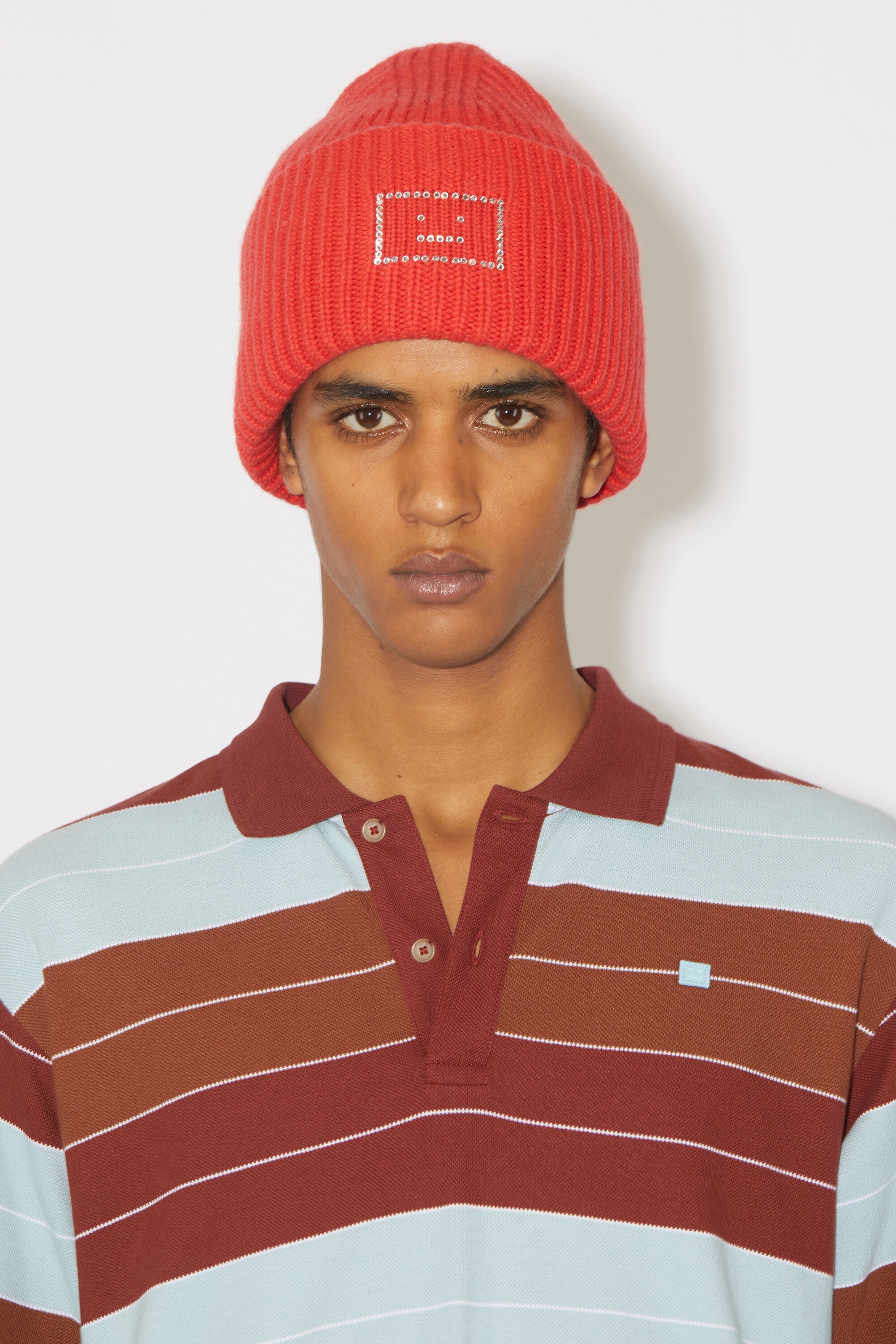 帽子 Acne Studios LARGE FACE LOGO BEANIE RED Acne Studios - Large face logo beanie - Sharp red