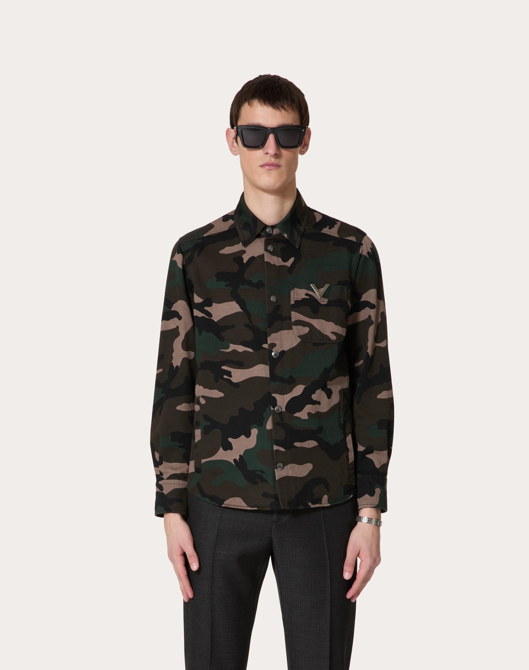 SHIRT JACKET IN COTTON GABARDINE WITH CAMOUFLAGE PRINT AND METALLIC V DETAIL - 3
