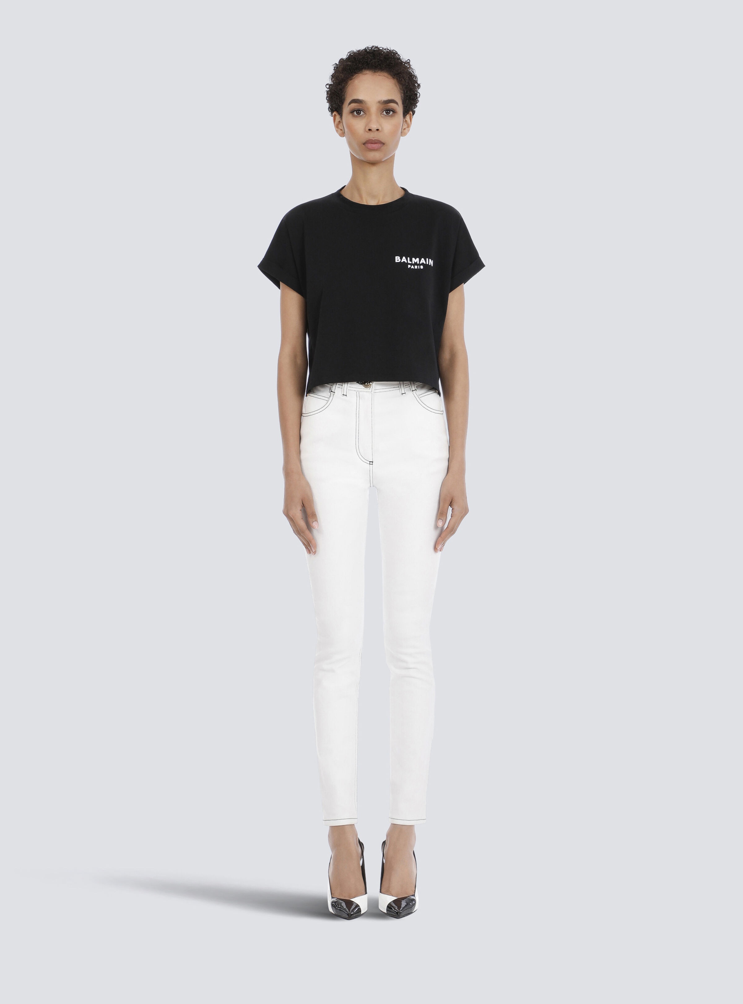 Cropped eco-designed cotton T-shirt with small flocked Balmain logo - 4