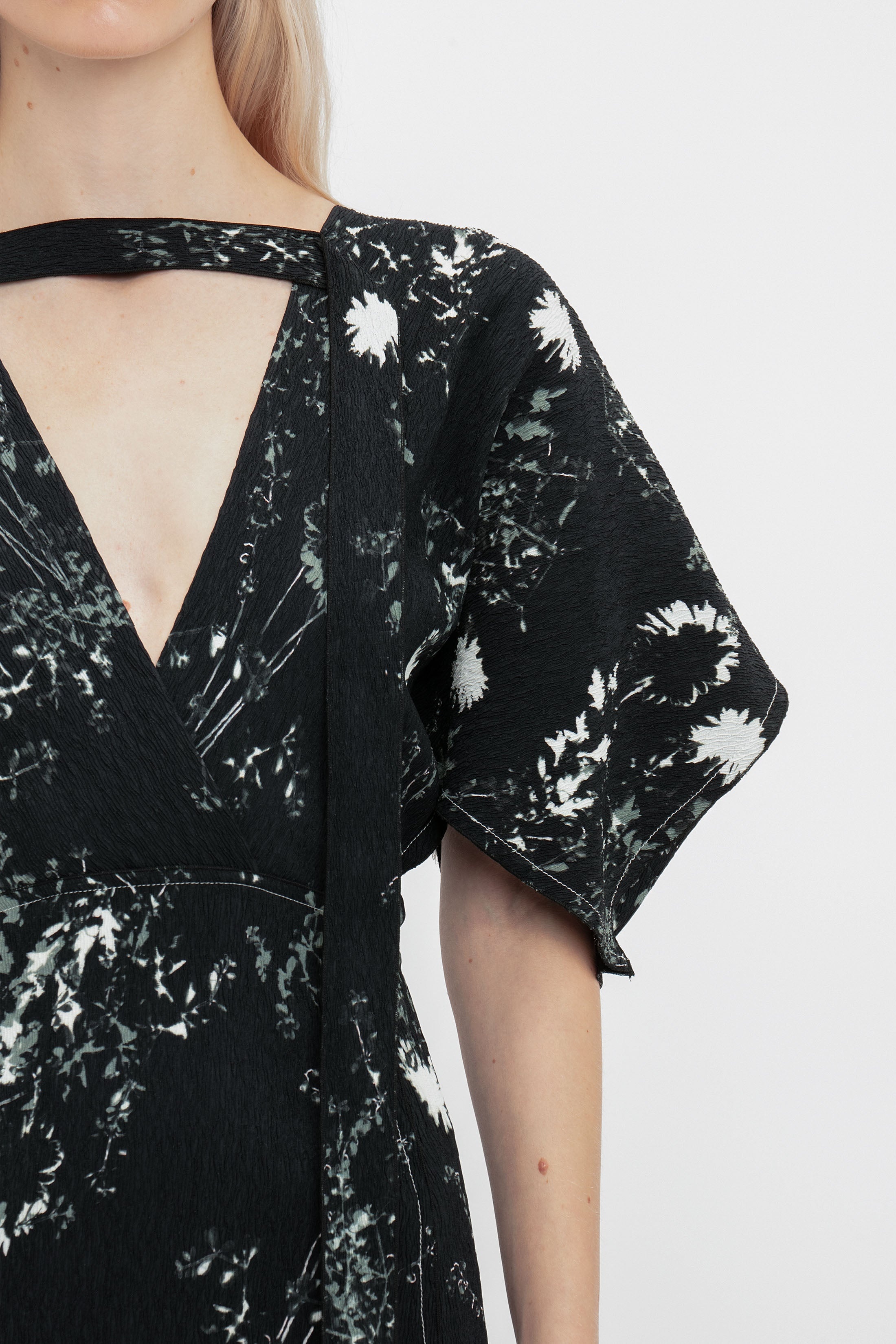 国内発| VICTORIA BECKHAM Kimono sleeve クレポンドレス Victoria Beckham Kimono Sleeve Printed Dress In Black