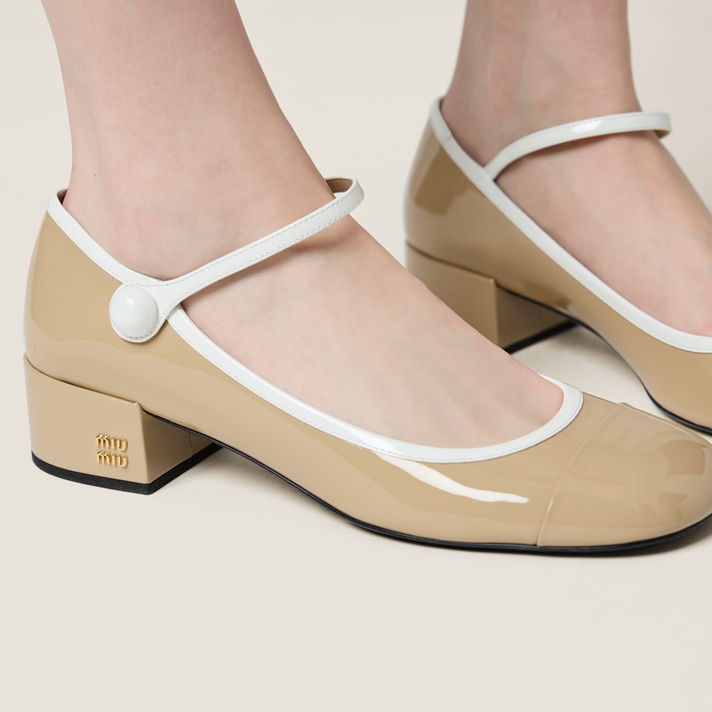 Two-tone patent leather Mary Jane pumps - 5