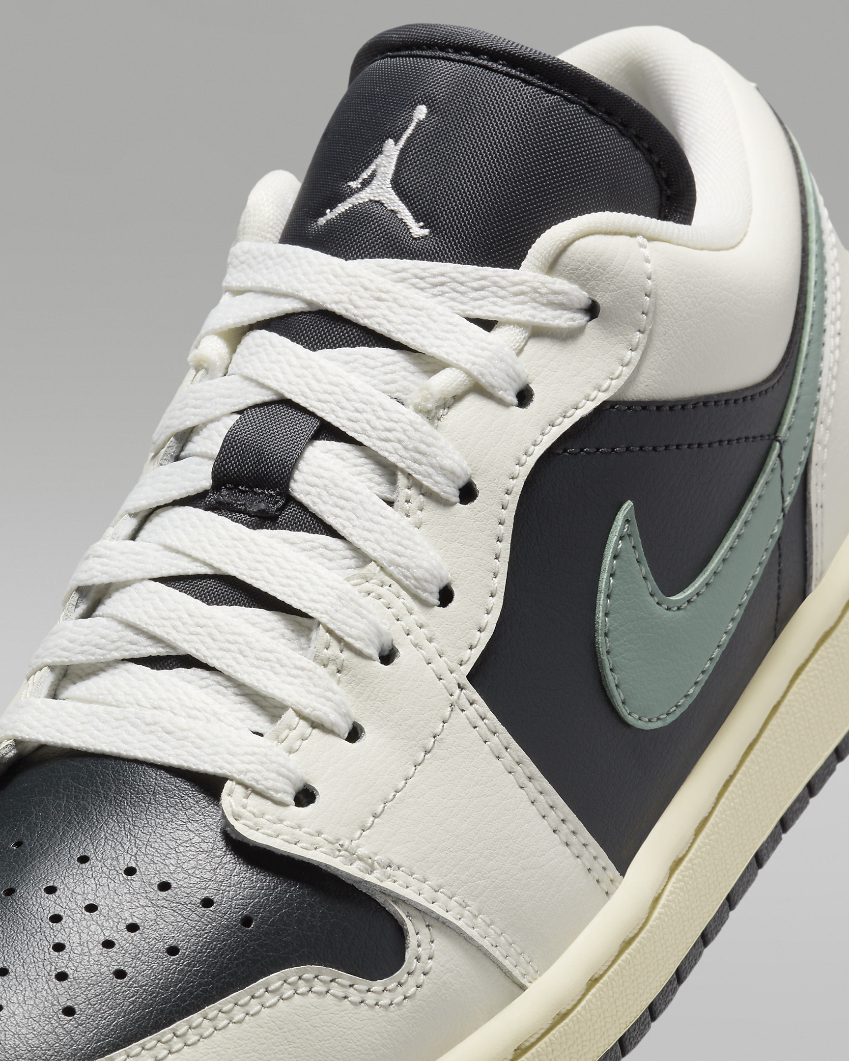 Air Jordan 1 Low Women's Shoes - 7