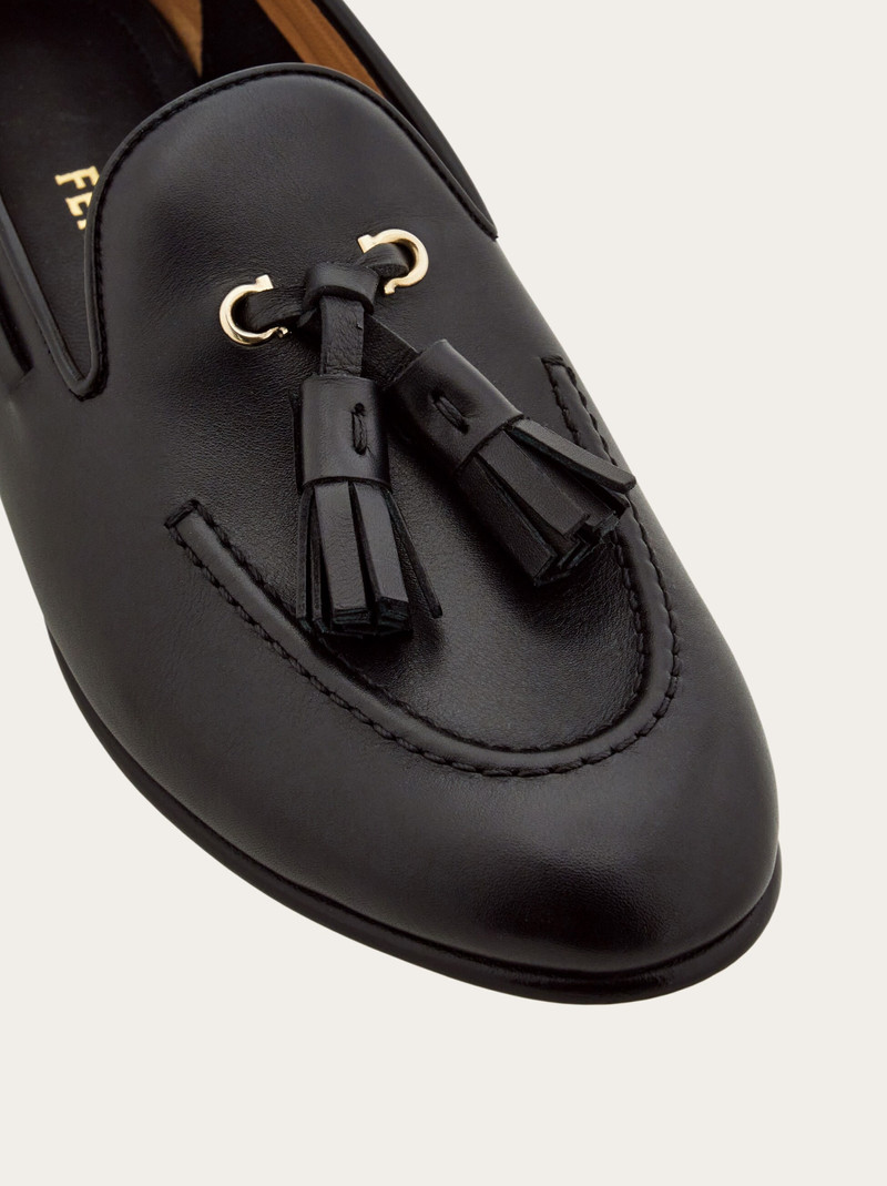 Loafer with tassel detail 6