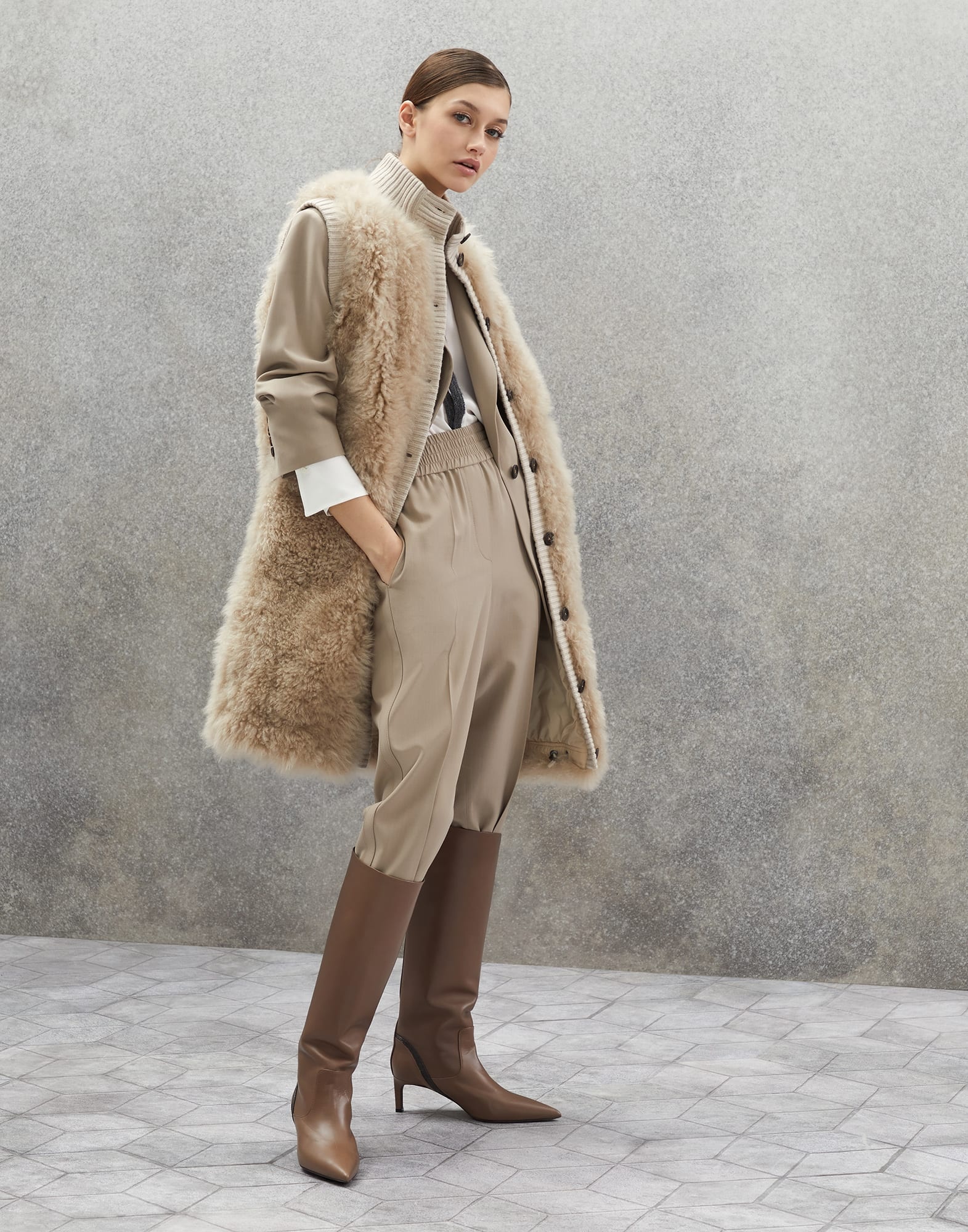 Plush cashmere shearling long vest  with monili - 5