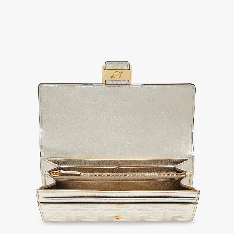 Baguette continental wallet with snap closure. Spacious and well organized, with two gusseted pocket 3