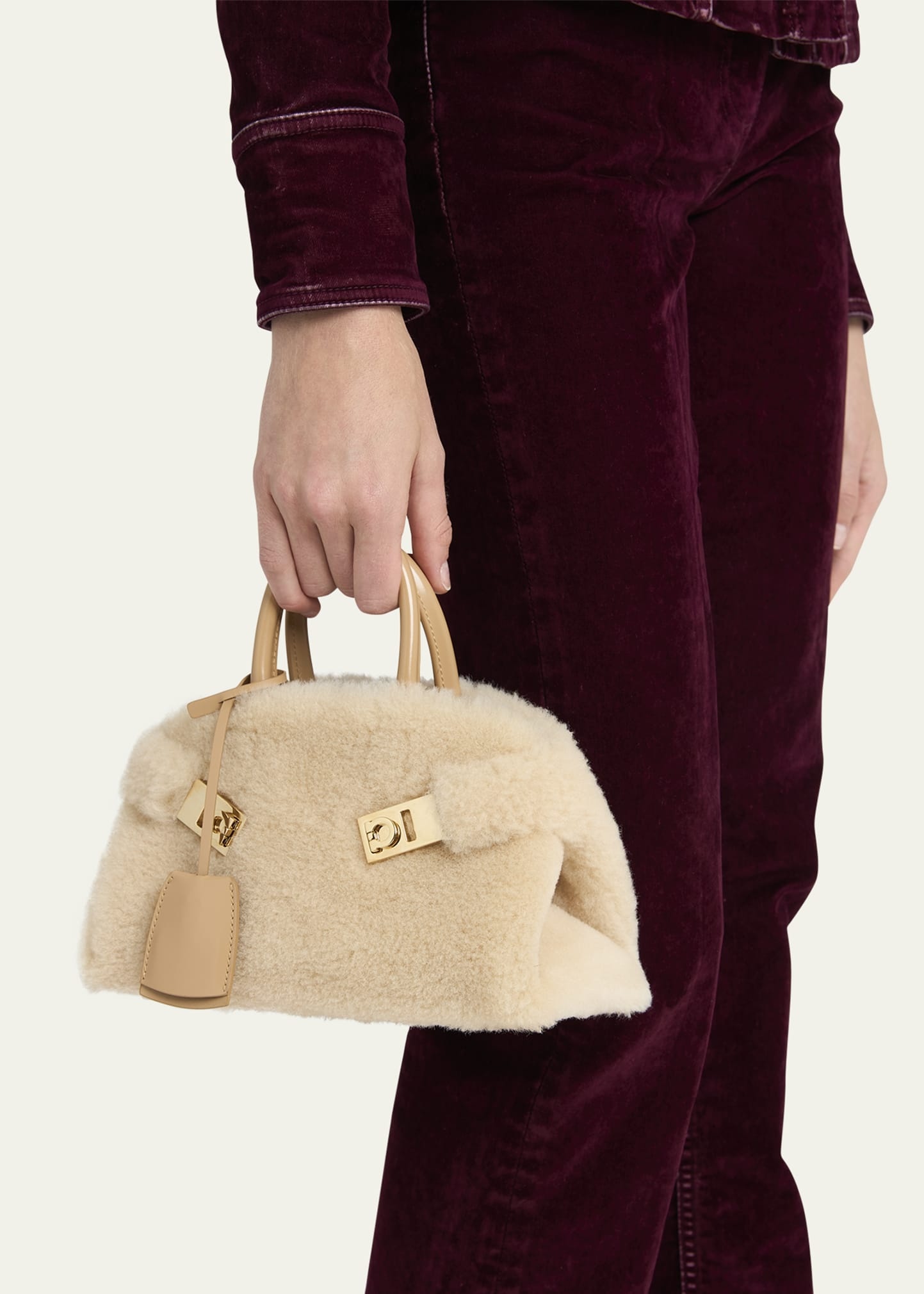 VIP価格.FERRAGAMO HUG TOP HANDLE BAG 関税送料込み Hug handbag (M) - Women | Ferragamo