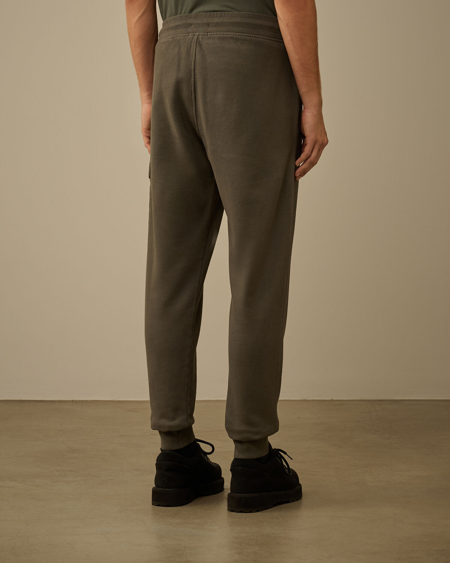 Brushed and Emerized Diagonal Fleece Cargo Lens Sweatpants - 4