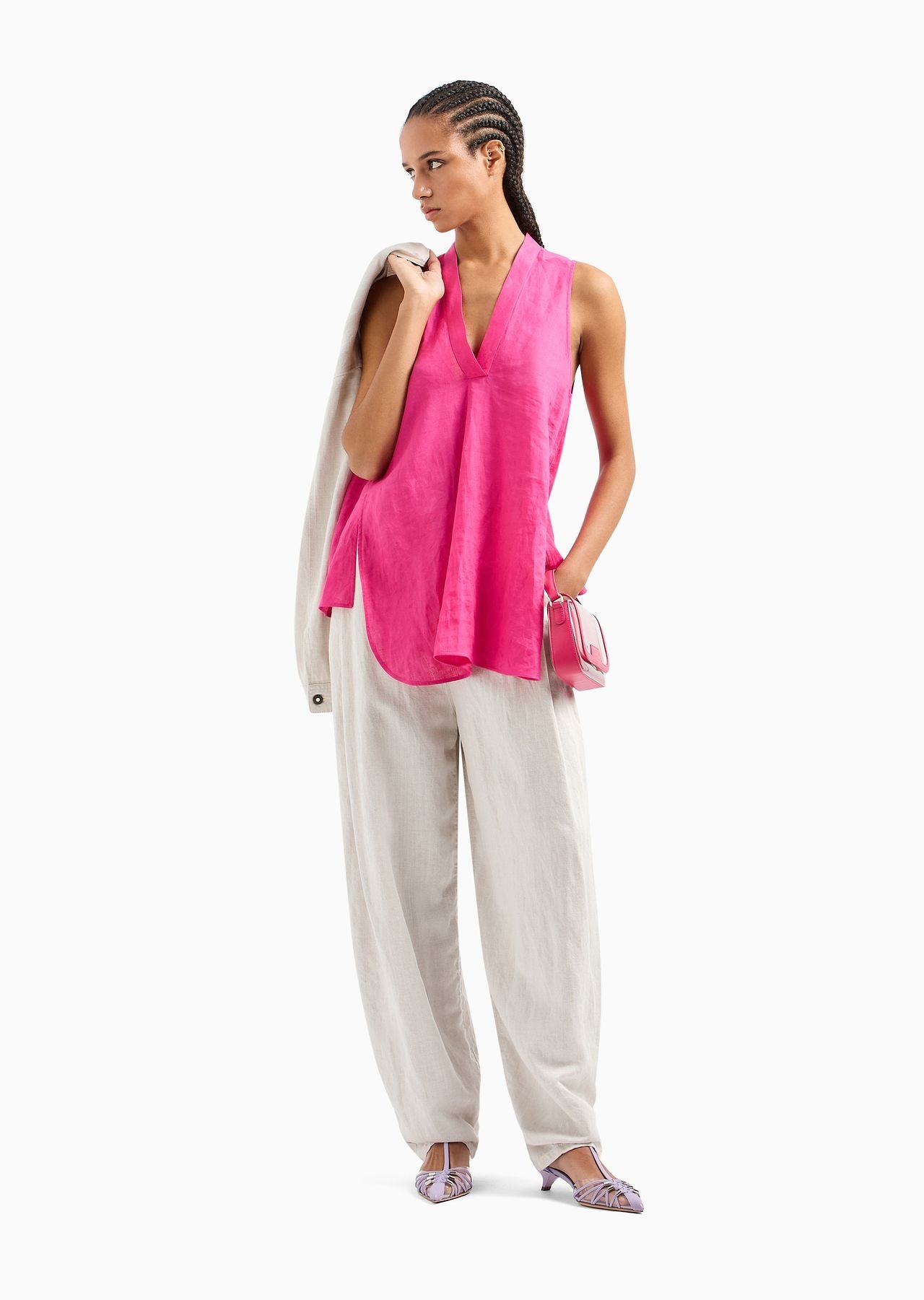 Oversized V-neck top in linen with asymmetric hem - 4