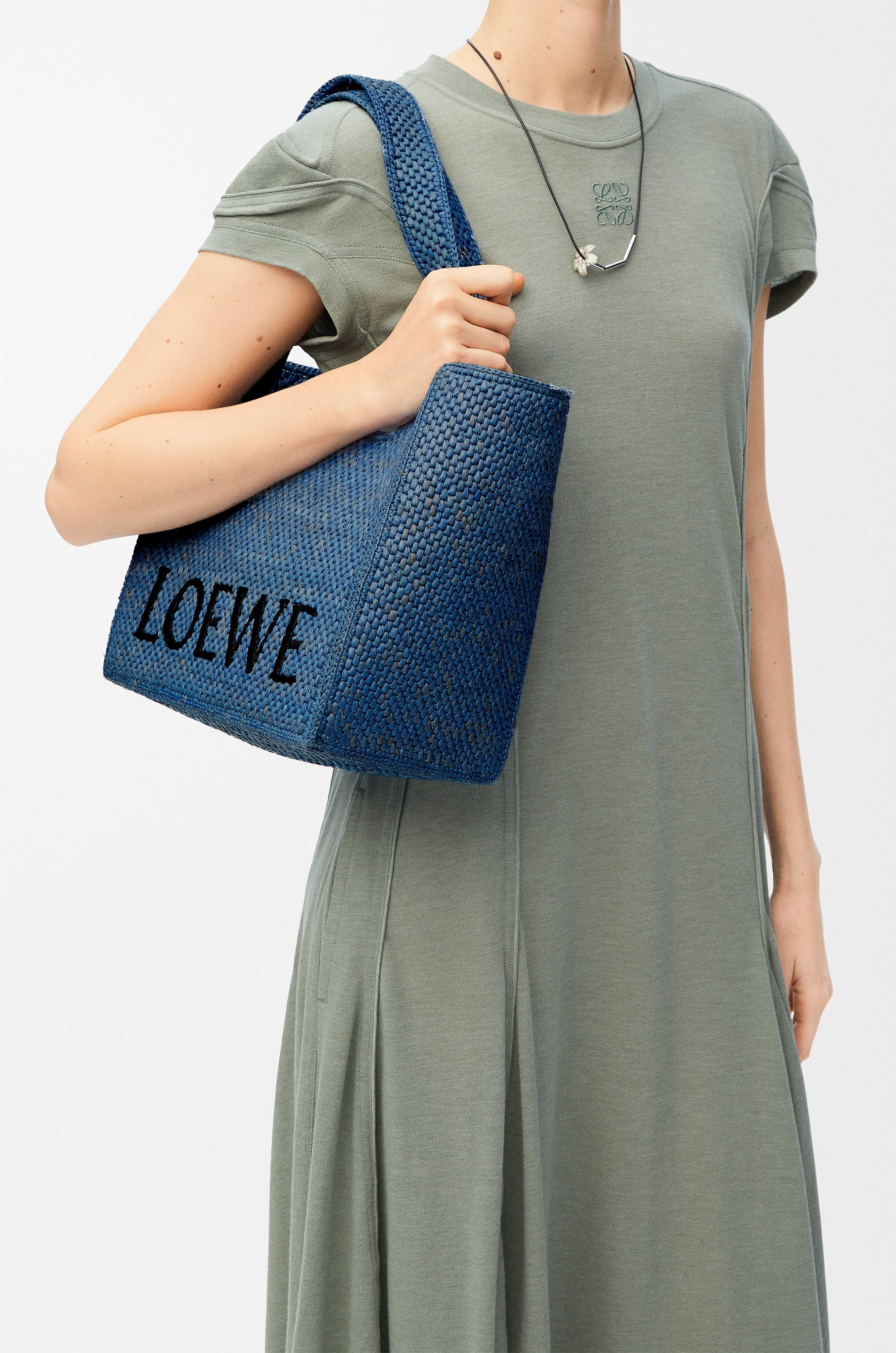 Medium LOEWE Font tote in raffia - 3