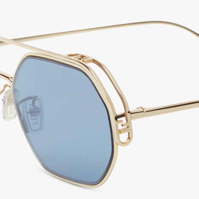 Sunglasses with blue-mirrored lenses 3