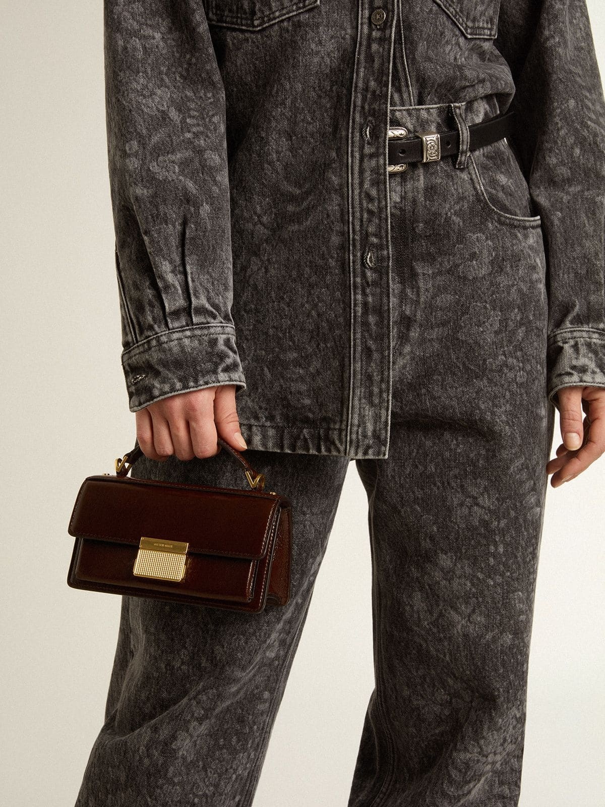 Small Venezia Bag in dark brown laminated leather with gold details - 3