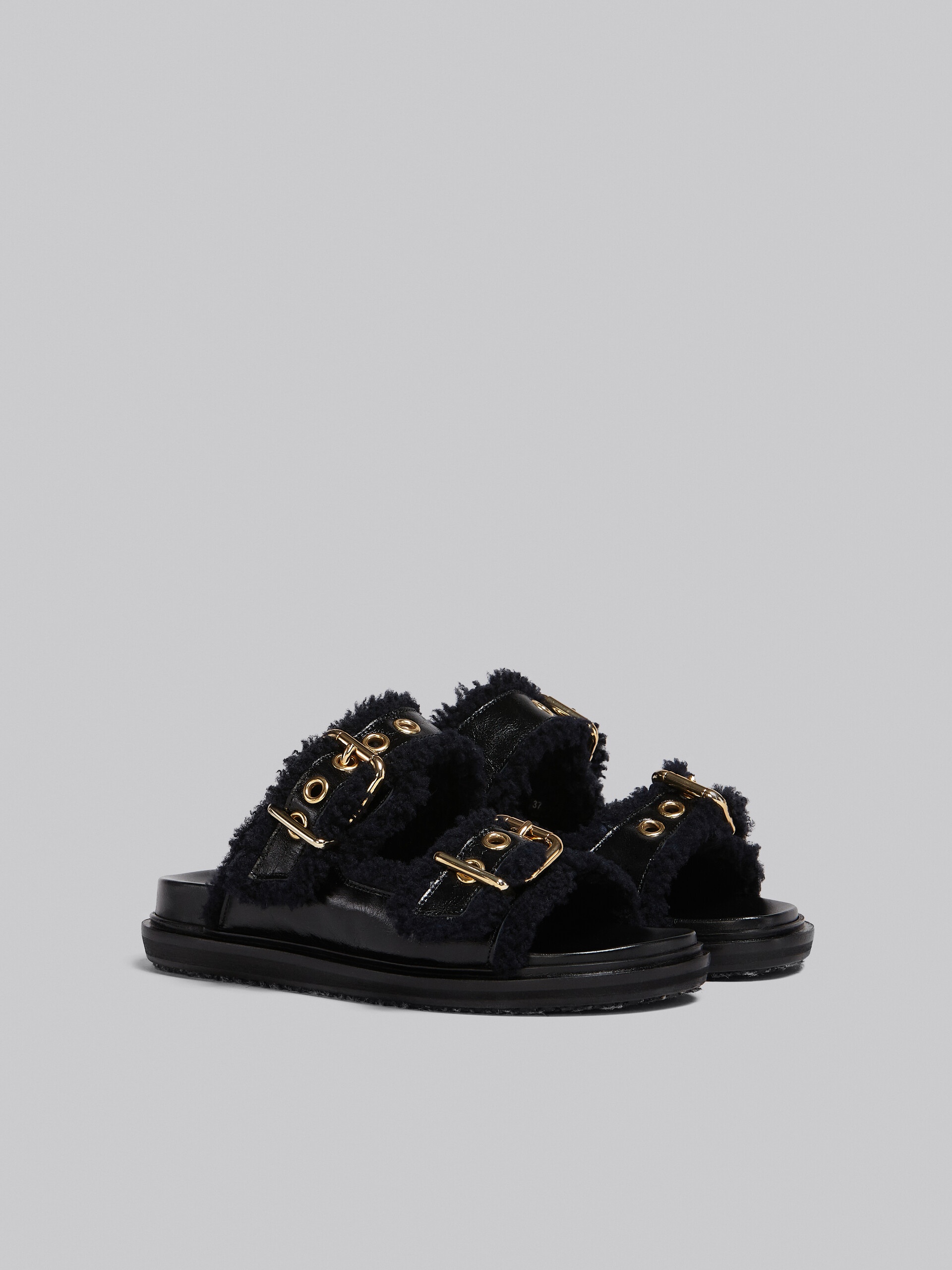 BLACK LEATHER AND MERINOS FUSSBETT - 2