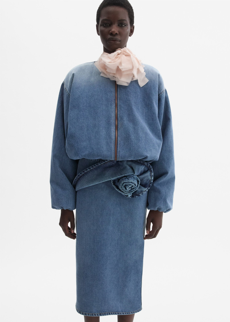 Rose-detail denim midi skirt in dark blue 4