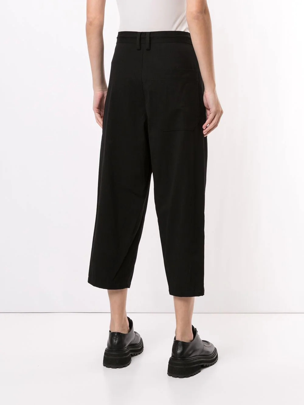 cropped pleat-detail trousers - 4