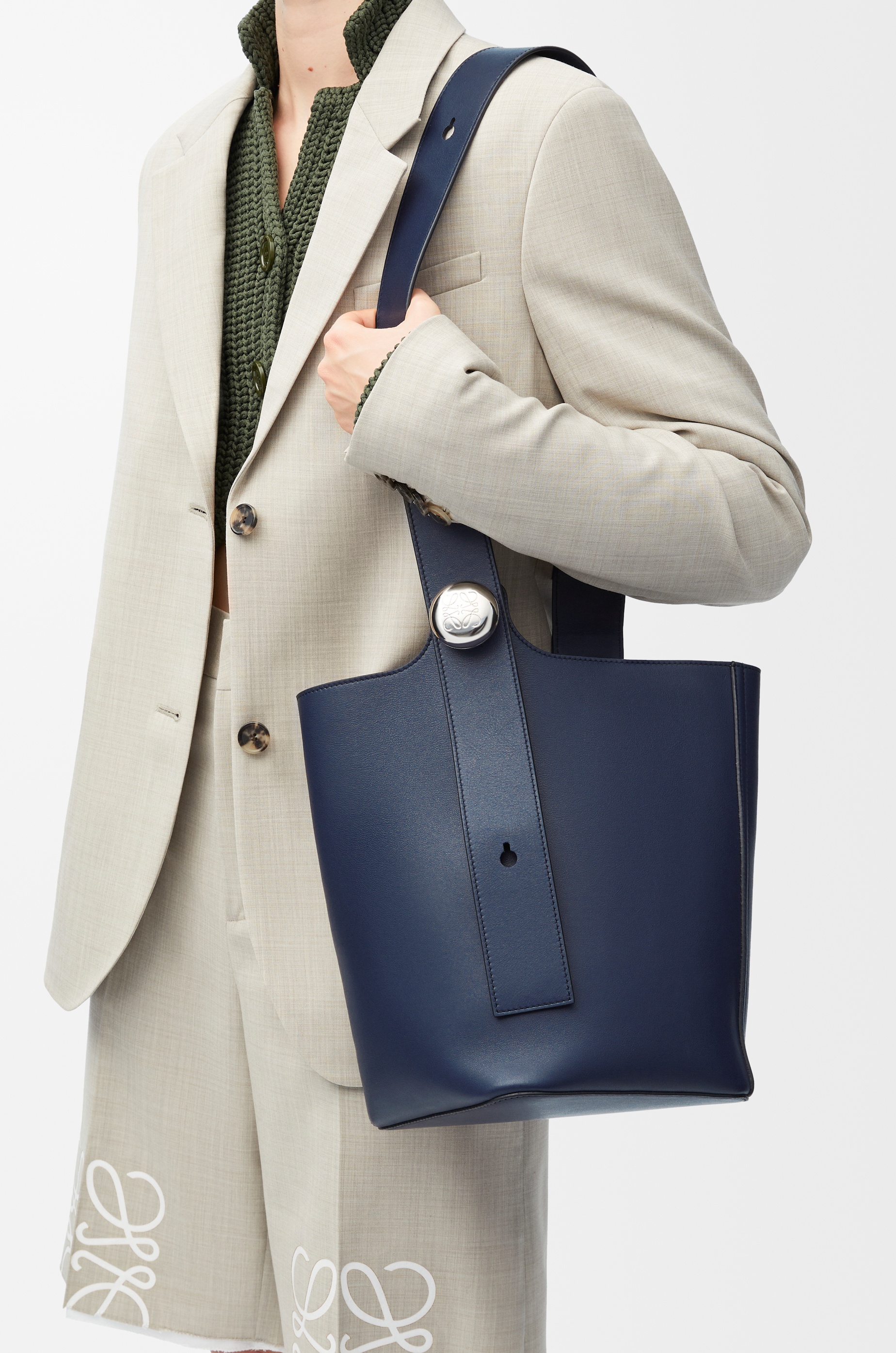 Medium Pebble Bucket bag in mellow calfskin - 3