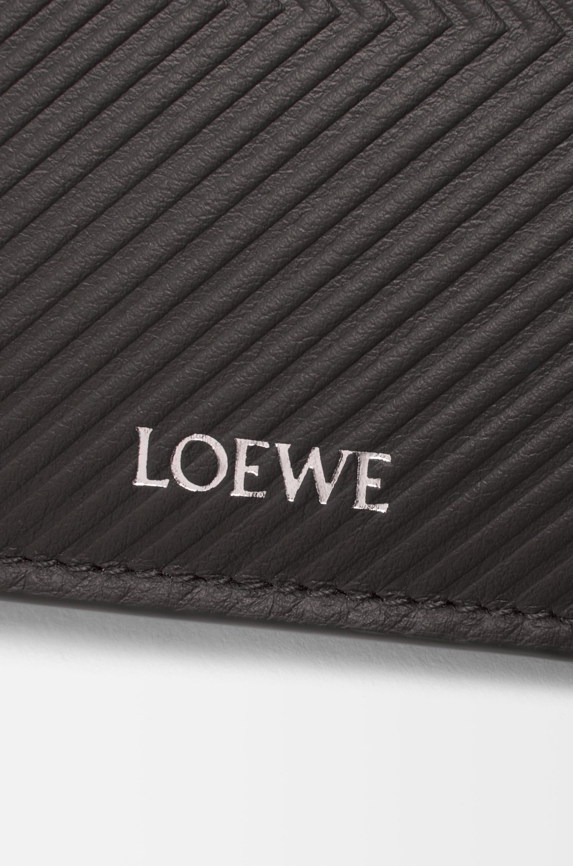 Bifold wallet in textured classic calfskin - 5