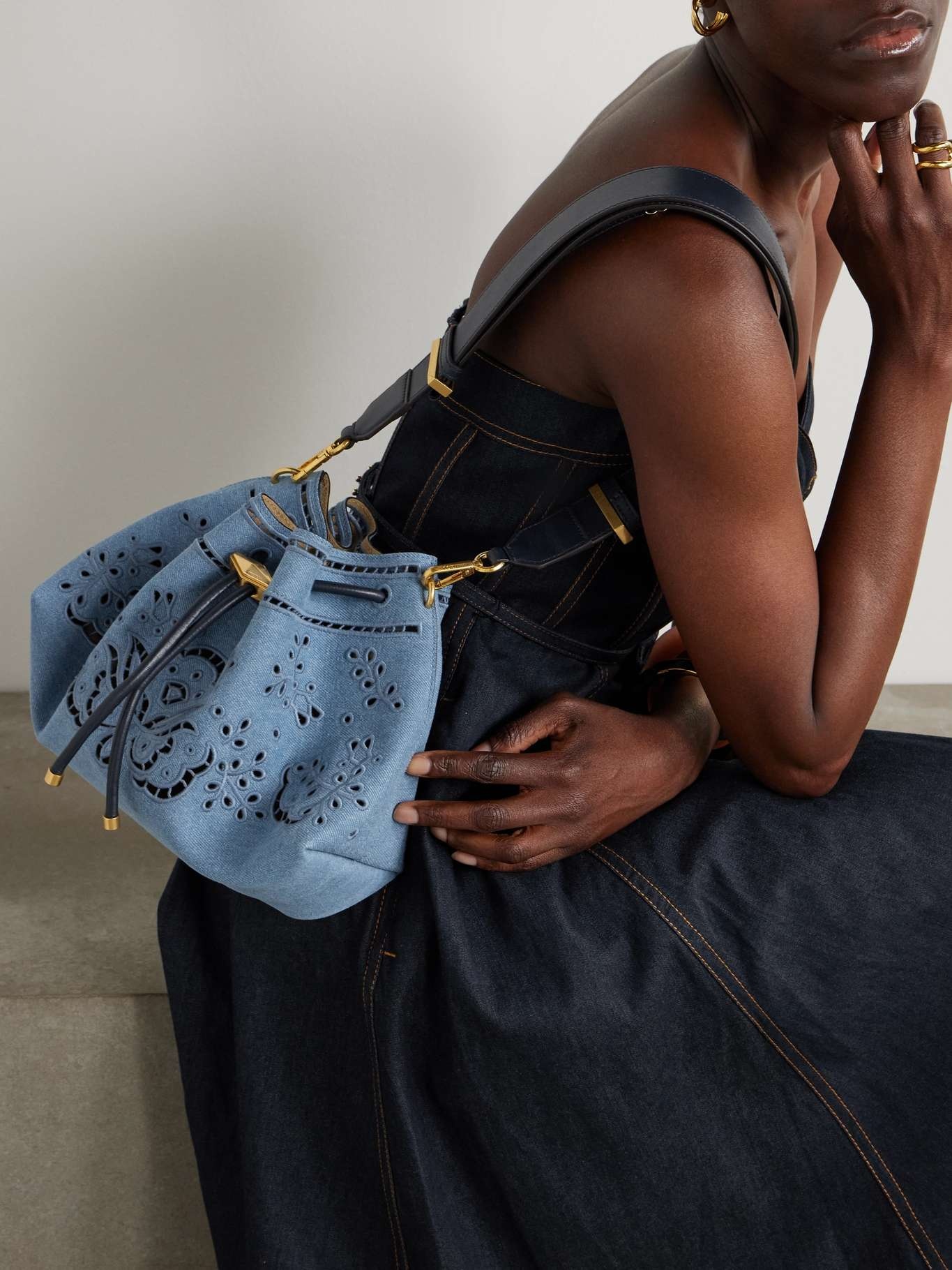Cinch leather-trimmed broderie anglaise denim shoulder bag Light denim - 2