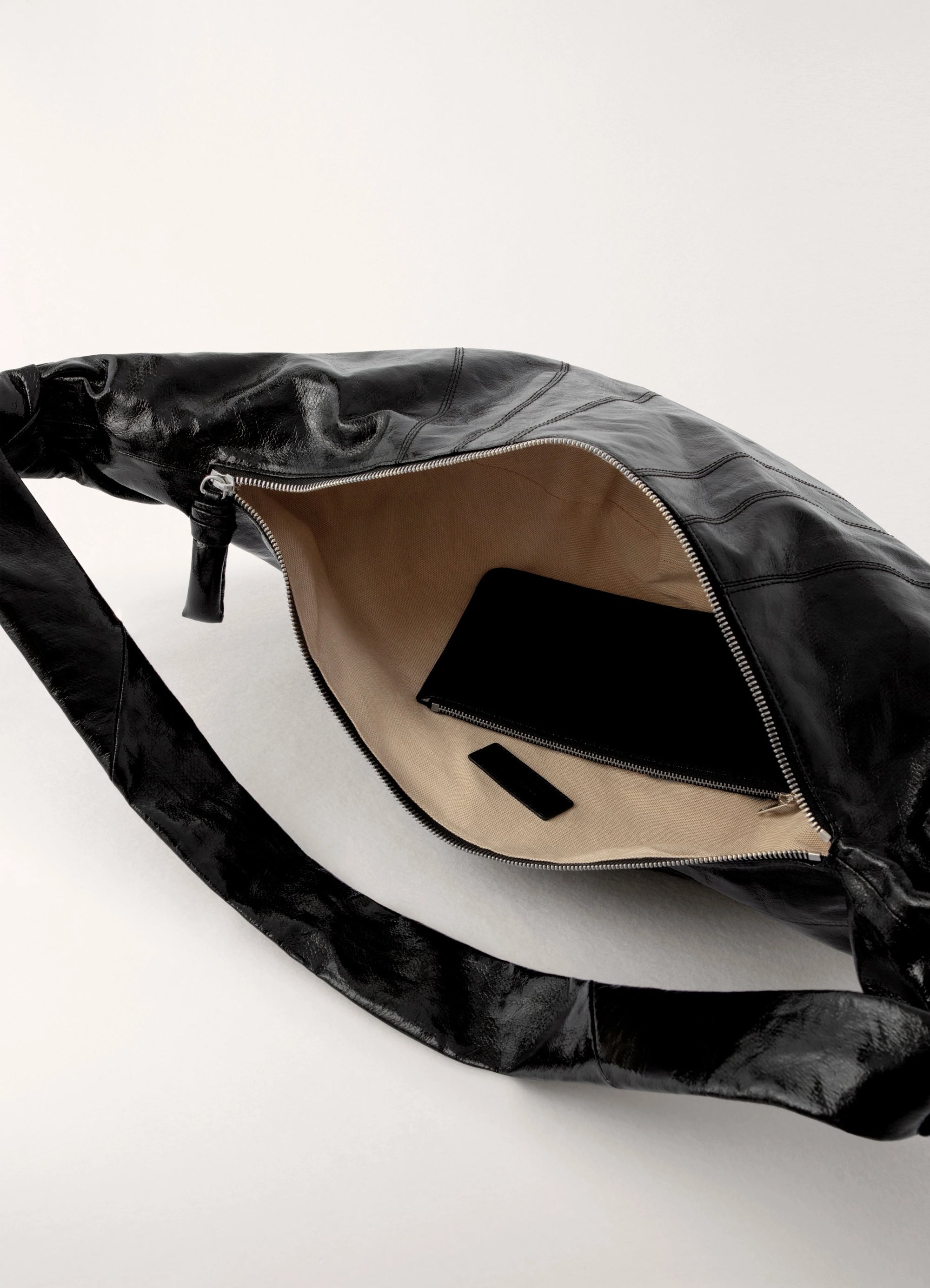 LARGE CROISSANT BAG
COATED LINEN CANVAS - 4